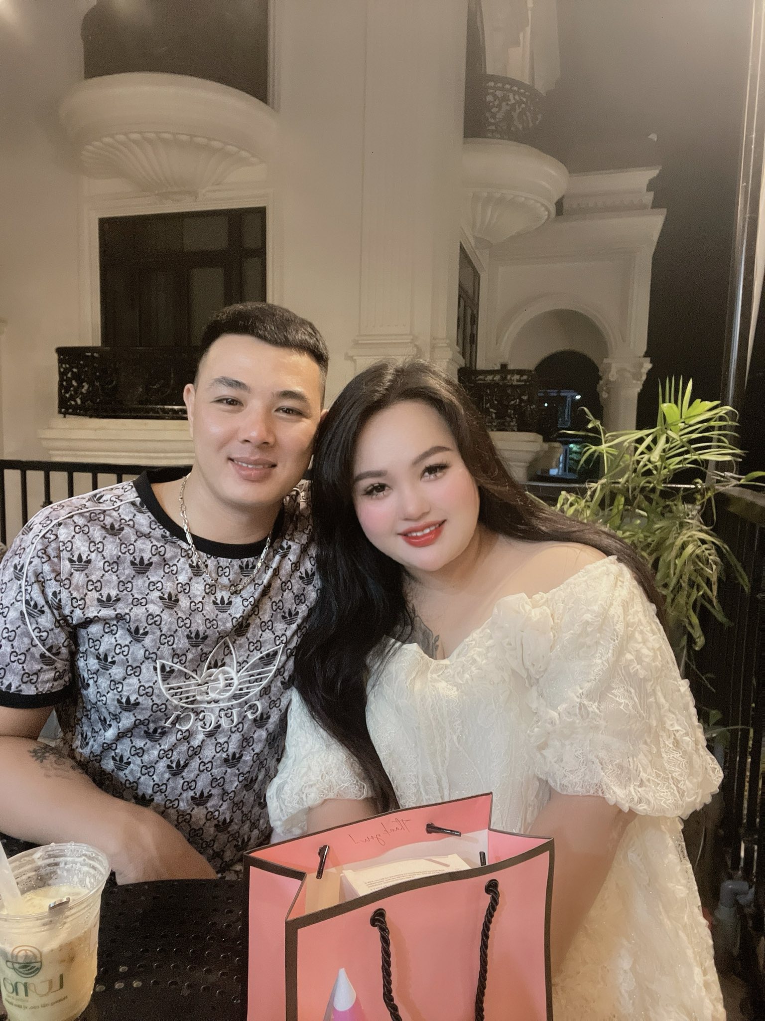 Mẹ và bố dượng bị tạt mắm tôm ngay trên sân khấu ngày cưới, con trai chứng kiến nói câu nghẹn lòng - Ảnh 1.