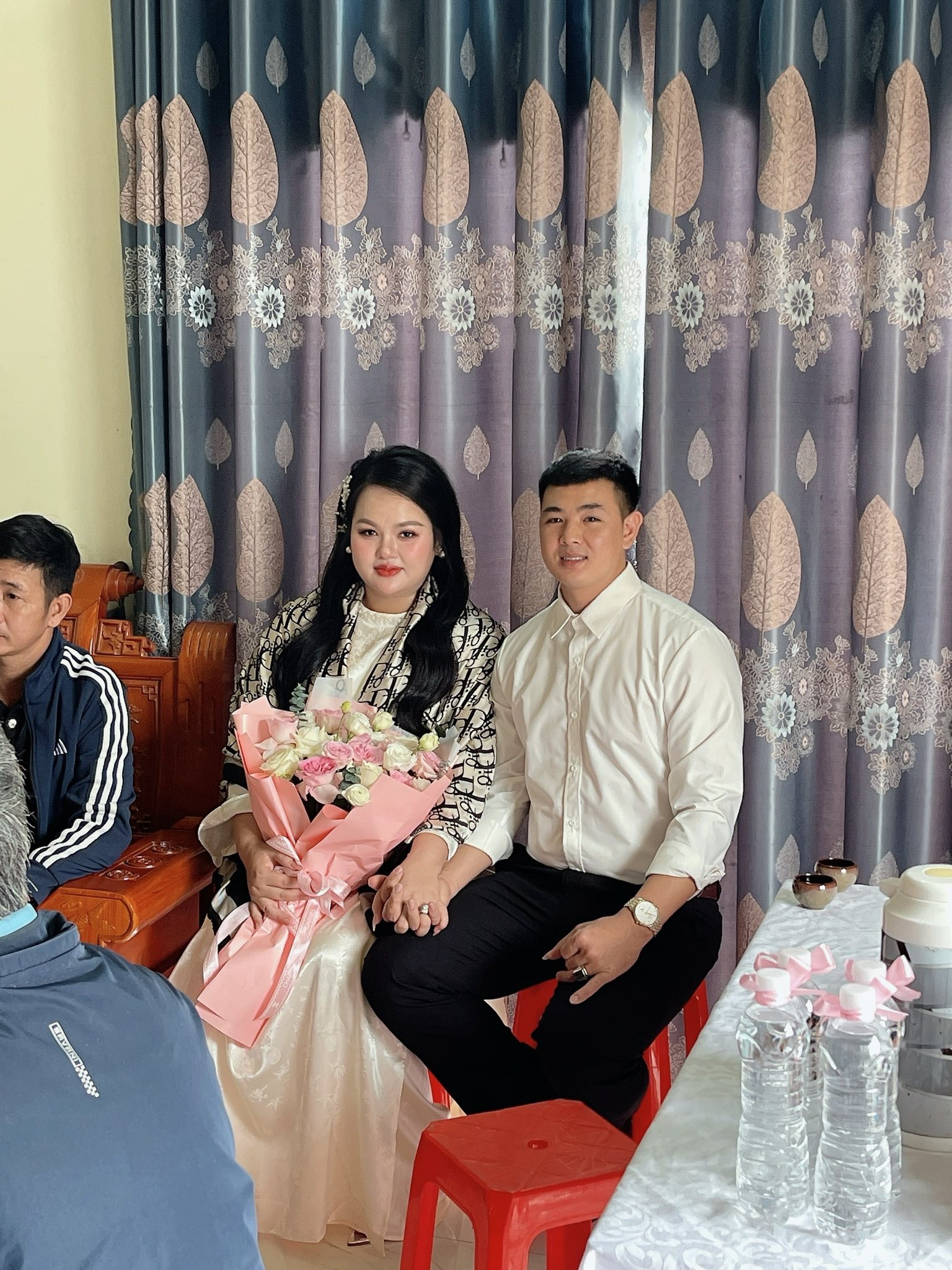 Mẹ và bố dượng bị tạt mắm tôm ngay trên sân khấu ngày cưới, con trai chứng kiến nói câu nghẹn lòng - Ảnh 3.