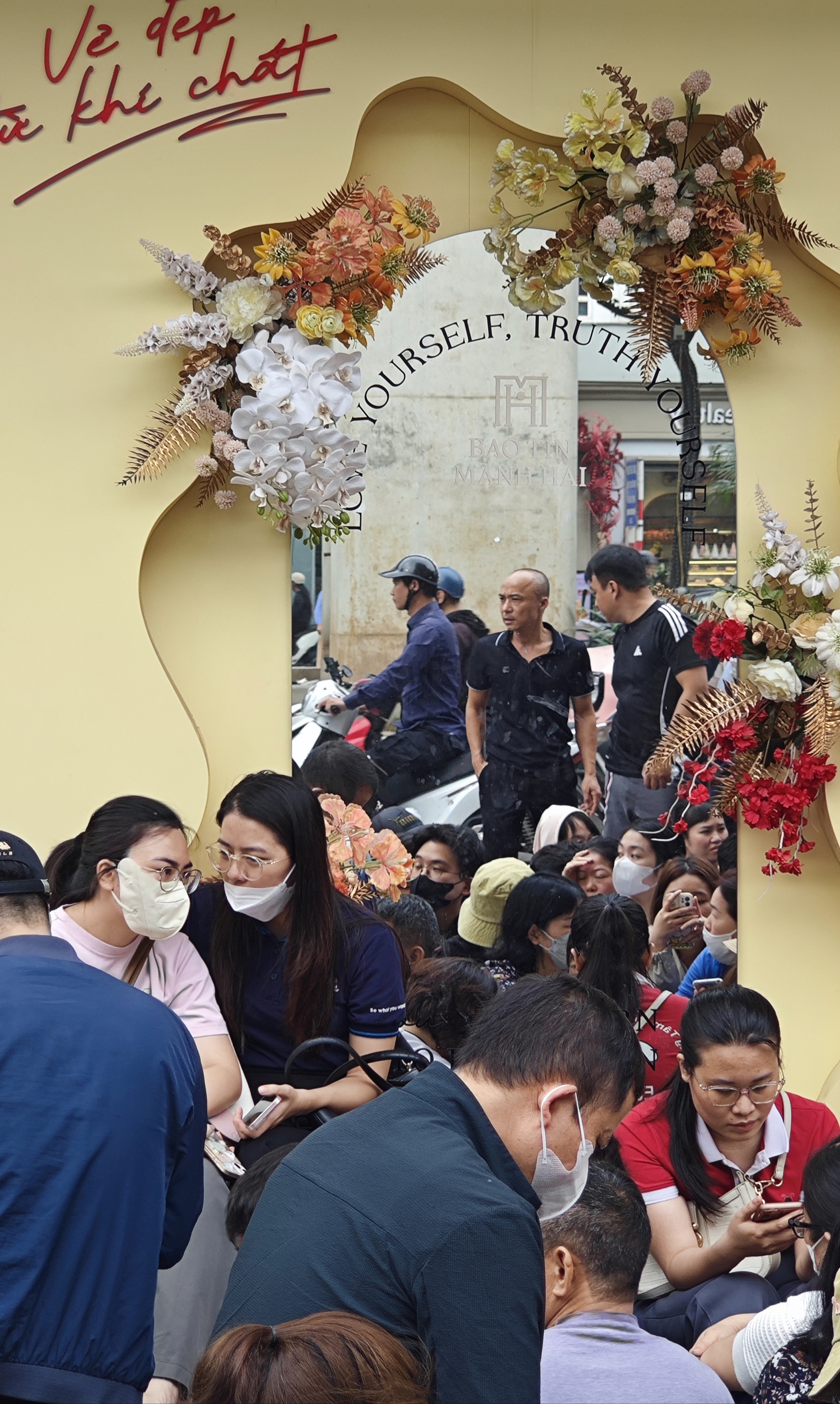 Cửa hàng vàng Bảo Tín Mạnh Hải ken đặc người xếp hàng từ 4 - 5h sáng sau loạt tin nhắn bất ngờ- Ảnh 5. Cửa hàng vàng Bảo Tín Mạnh Hải ken đặc người xếp hàng từ 4 - 5h sáng sau loạt tin nhắn bất ngờ- Ảnh 5.