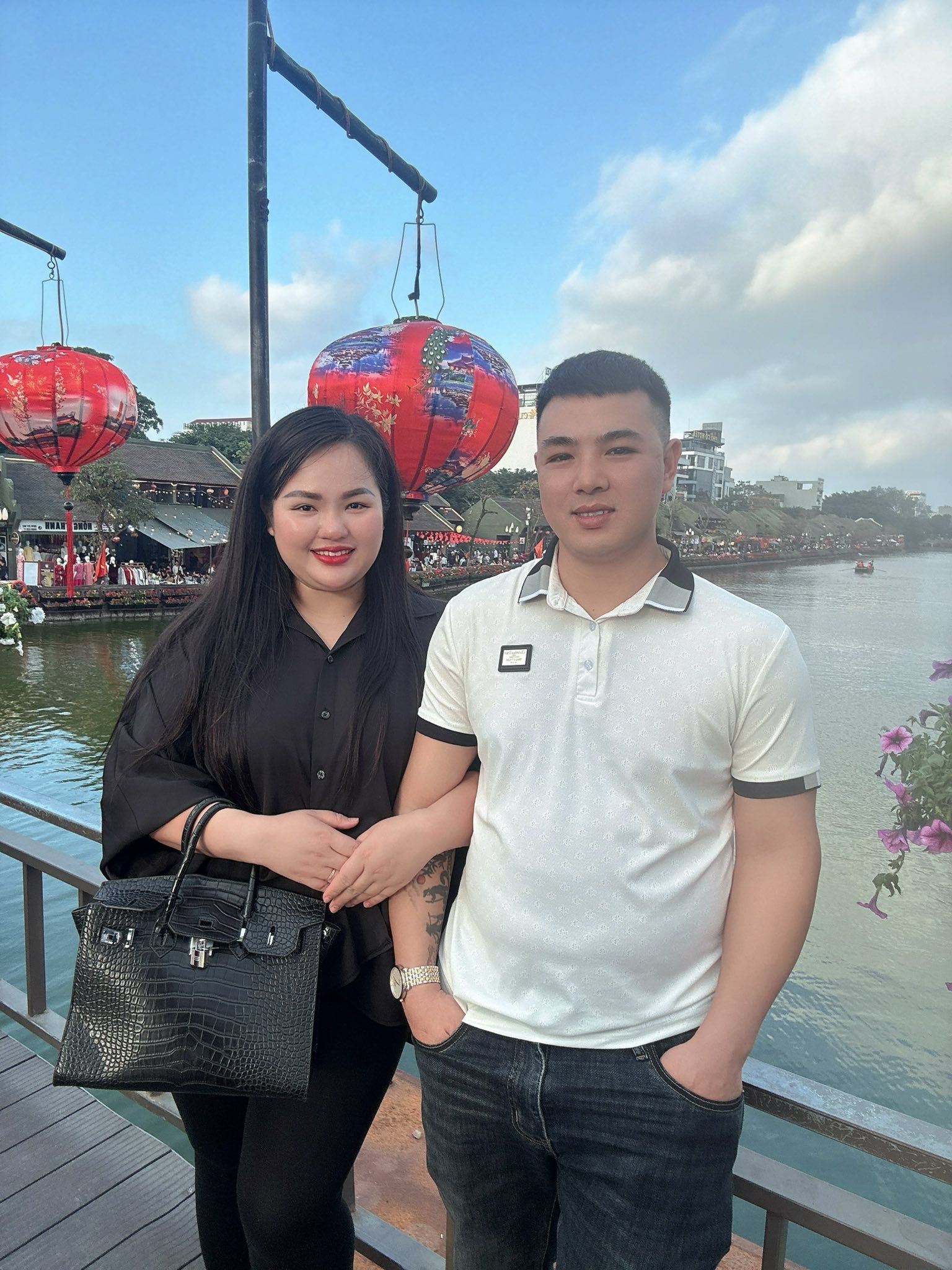 Mẹ và bố dượng bị tạt mắm tôm ngay trên sân khấu ngày cưới, con trai chứng kiến nói câu nghẹn lòng - Ảnh 2.