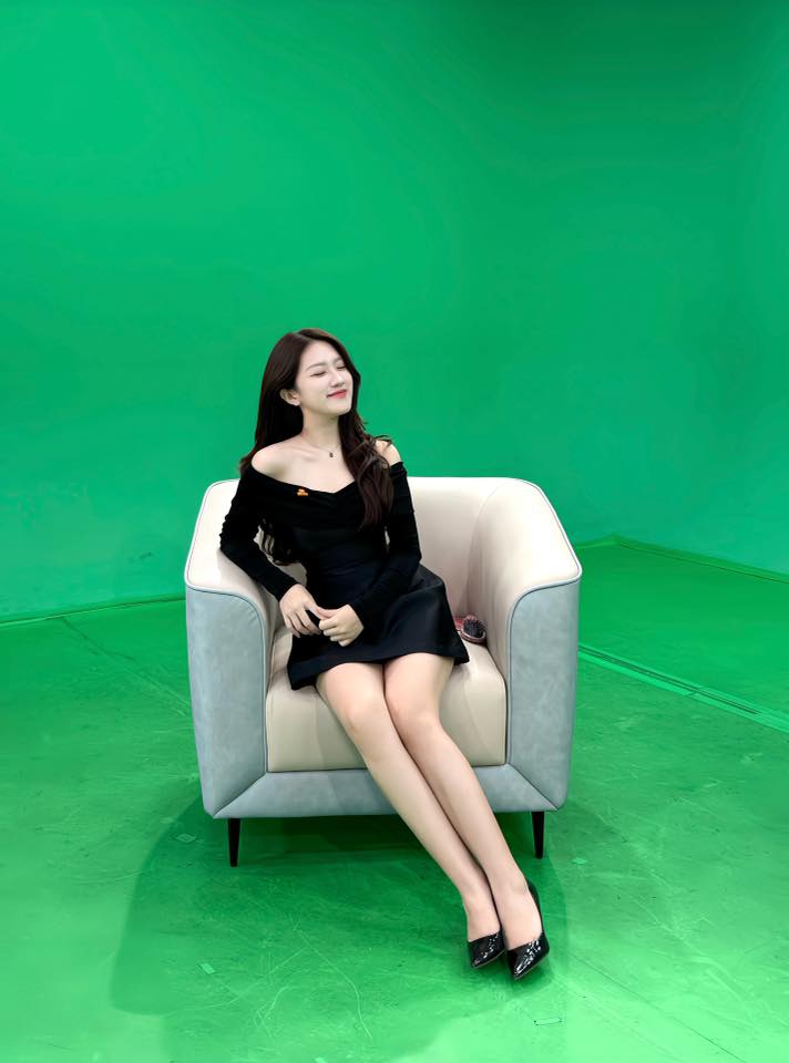 Đi t&aacute;c nghiệp nhưng vẫn "h&uacute;t hồn" người xem, MC Linh Nắng lại "ghi điểm" tuyệt đối với bộ ảnh mới - Ảnh 6.