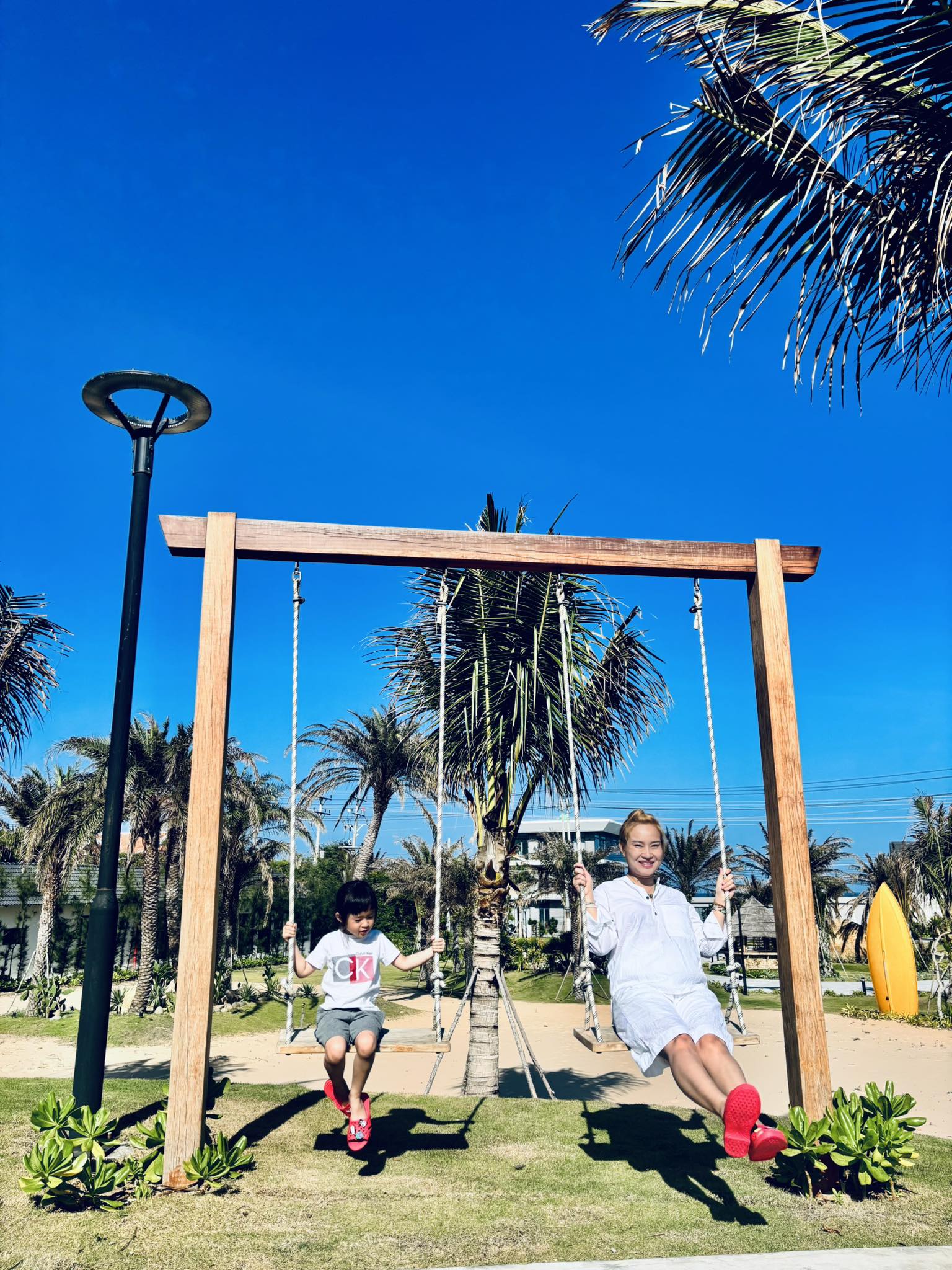 Mẹ đơn th&acirc;n c&oacute; 2 con ri&ecirc;ng ngoại h&igrave;nh giản dị nhưng nam ca sĩ Việt vẫn si m&ecirc; suốt 15 năm - Ảnh 5.