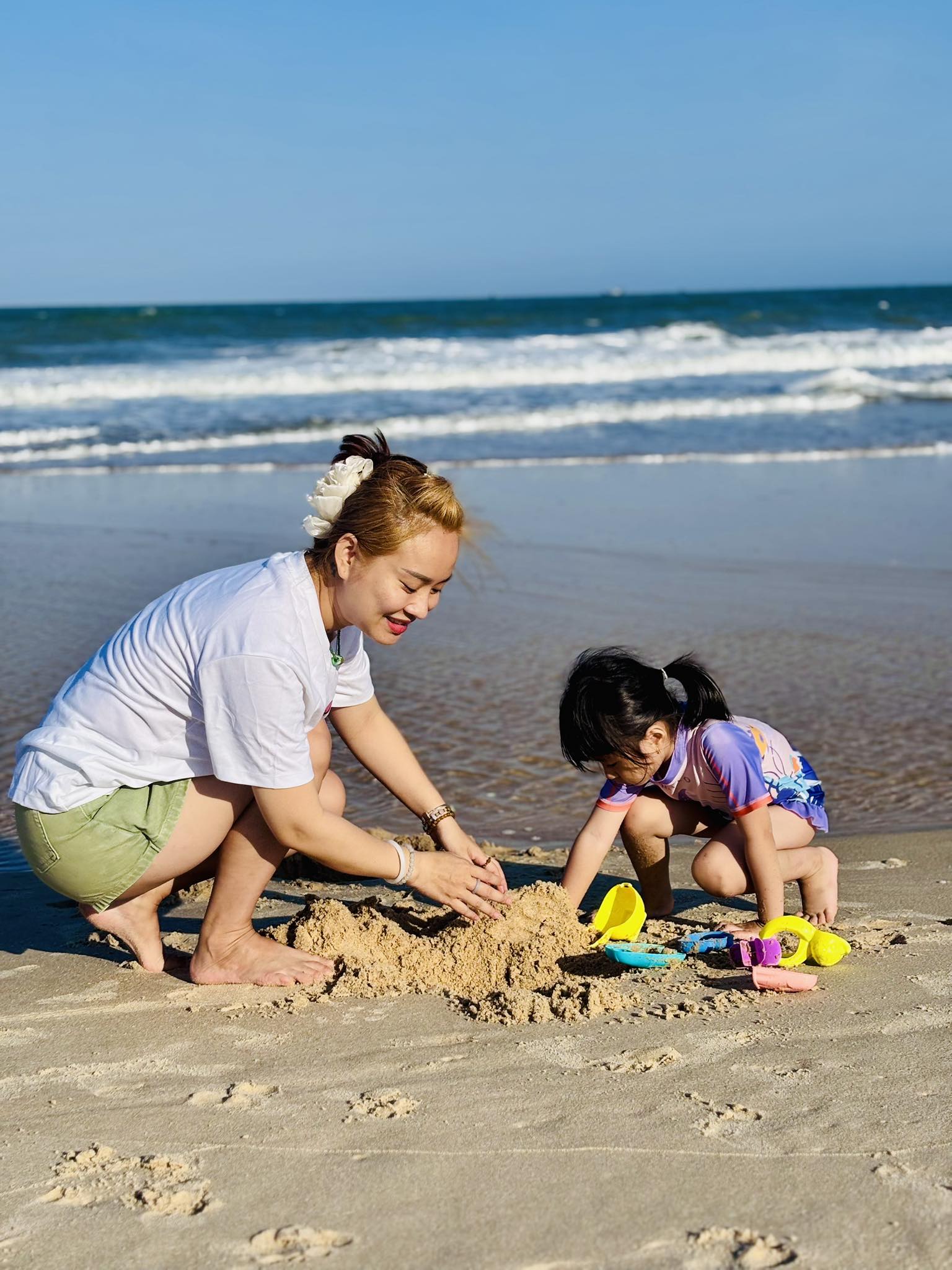 Mẹ đơn th&acirc;n c&oacute; 2 con ri&ecirc;ng ngoại h&igrave;nh giản dị nhưng nam ca sĩ Việt vẫn si m&ecirc; suốt 15 năm - Ảnh 4.