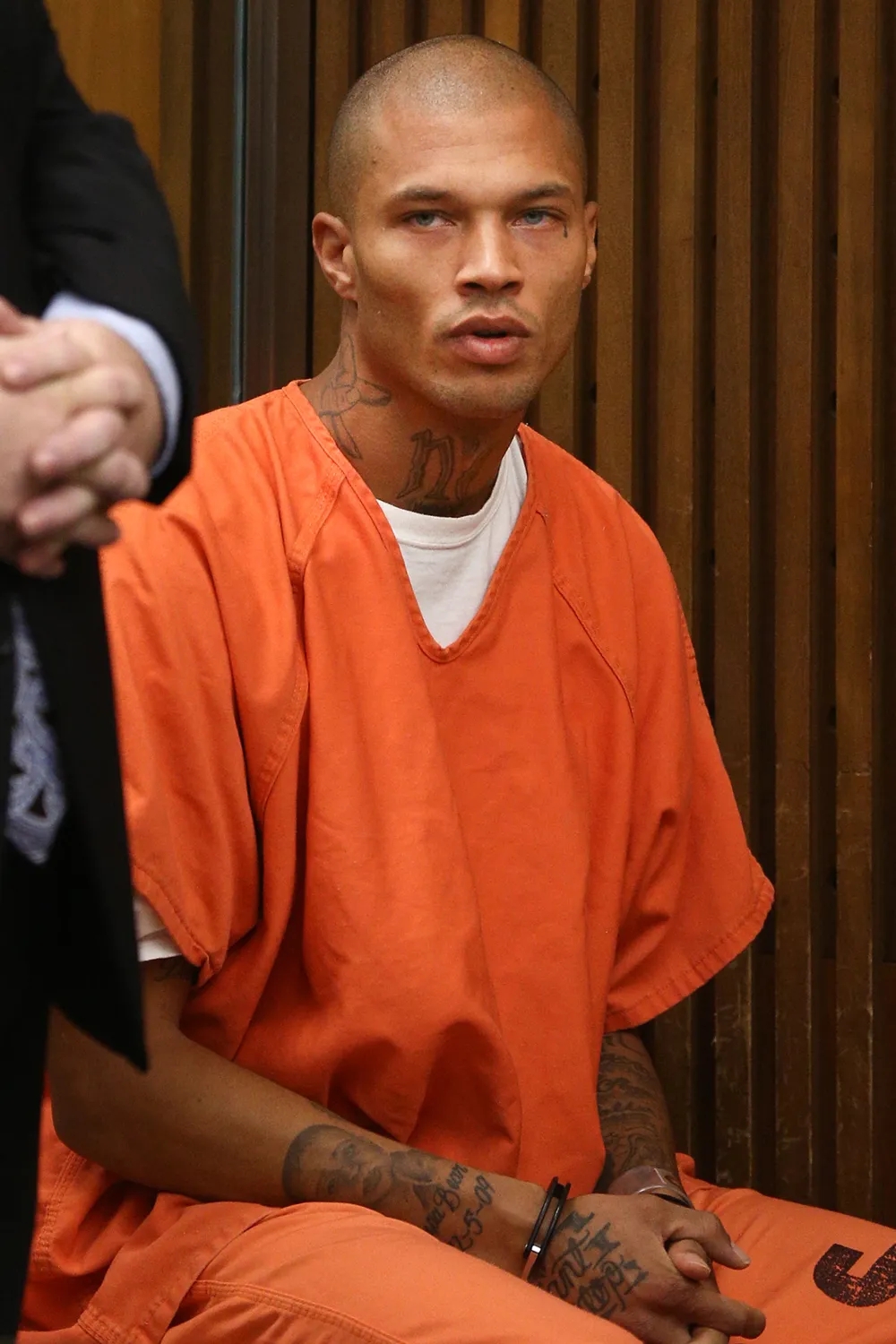 Tội phạm đẹp trai nhất thế giới ra t&ugrave; sau 11 năm v&agrave; cuộc sống mới - Ảnh 2.