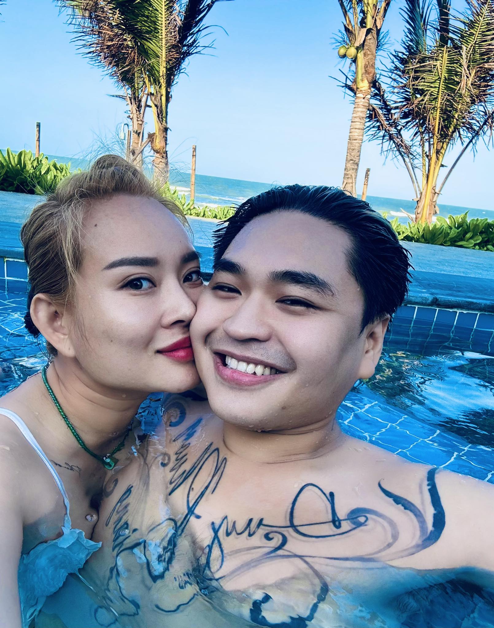 Mẹ đơn th&acirc;n c&oacute; 2 con ri&ecirc;ng ngoại h&igrave;nh giản dị nhưng nam ca sĩ Việt vẫn si m&ecirc; suốt 15 năm - Ảnh 1.