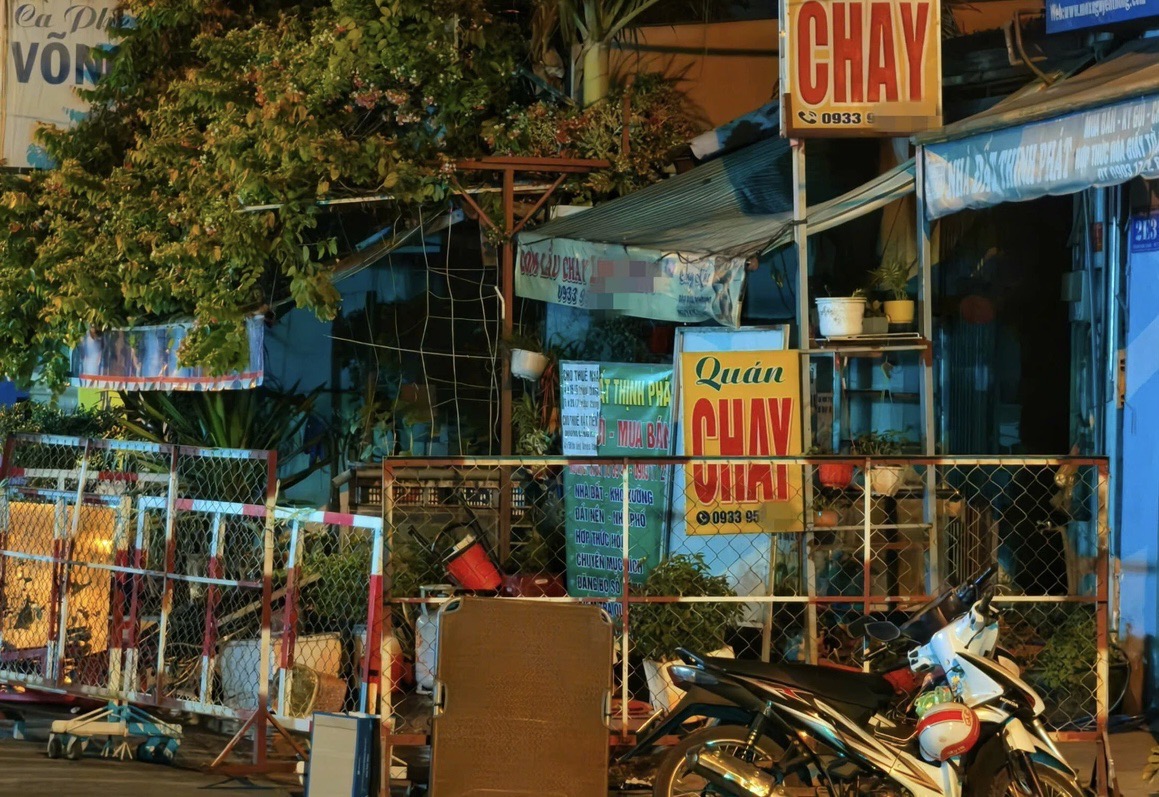 Đ&aacute;m tang kh&ocirc;ng k&egrave;n trống của mẹ v&agrave; con g&aacute;i 9 tuổi trong vụ ch&aacute;y qu&aacute;n cơm ở TP.HCM- Ảnh 1.