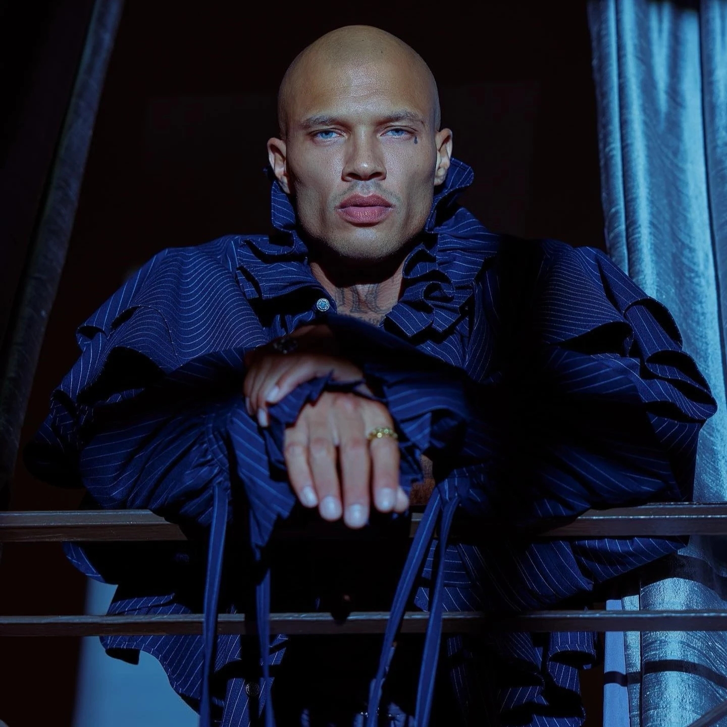 Tội phạm đẹp trai nhất thế giới ra t&ugrave; sau 11 năm v&agrave; cuộc sống mới - Ảnh 4.