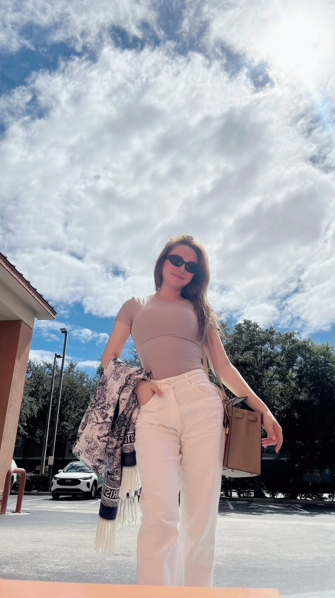 Nữ ca sĩ đang ở Mỹ vội l&ecirc;n tiếng đ&iacute;nh ch&iacute;nh: "Em vẫn ở Việt Nam" - Ảnh 2.