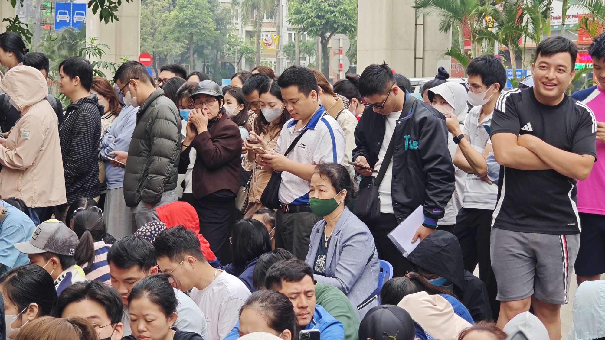 Cửa hàng vàng Bảo Tín Mạnh Hải ken đặc người xếp hàng từ 4 - 5h sáng sau loạt tin nhắn bất ngờ- Ảnh 3. Cửa hàng vàng Bảo Tín Mạnh Hải ken đặc người xếp hàng từ 4 - 5h sáng sau loạt tin nhắn bất ngờ- Ảnh 3.