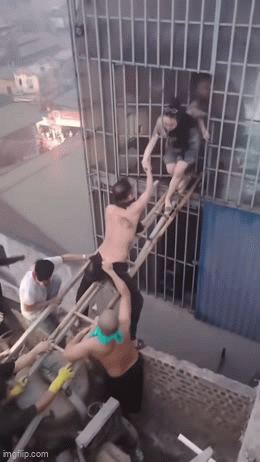 Khoảnh khắc nghẹt thở: Hàng chục người "bắc cầu sinh tử" giữa biển lửa cứu 7 người ở Lĩnh Nam- Ảnh 1. Khoảnh khắc nghẹt thở: Hàng chục người "bắc cầu sinh tử" giữa biển lửa cứu 7 người ở Lĩnh Nam- Ảnh 1.