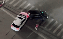 Danh t&iacute;nh người đ&agrave;n &ocirc;ng đốt r&aacute;c dưới ch&acirc;n cầu Thăng Long - H&agrave; Nội, kh&oacute;i đen bốc m&ugrave; mịt - Ảnh 1.