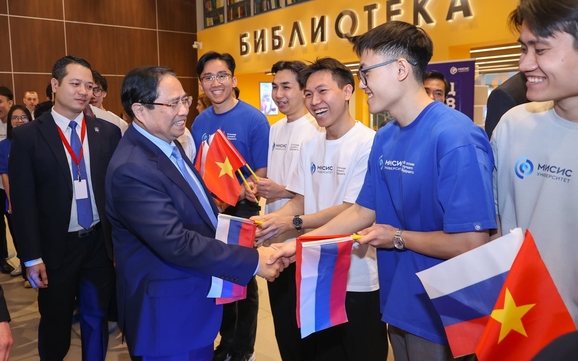 Nga muốn hỗ trợ Việt Nam đ&agrave;o tạo nh&acirc;n t&agrave;i trong lĩnh vực c&oacute; thể tạo ra 1.300 tỷ USD: Mỹ, TQ đang chạy đua