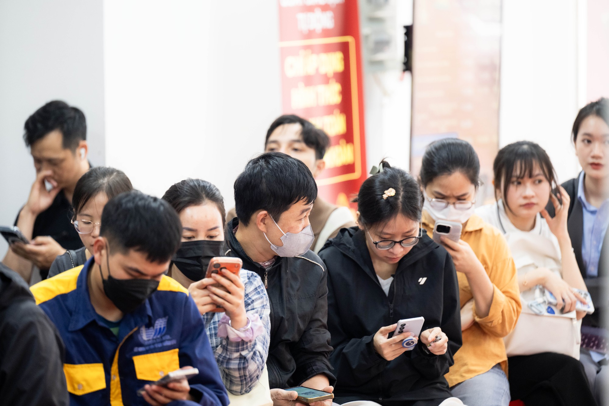 Bảo T&iacute;n Minh Ch&acirc;u mở cửa trở lại v&agrave;o đ&uacute;ng 12h trưa 26/3: Kh&aacute;ch vẫn xếp k&iacute;n từ trước giờ giao dịch, mang theo phiếu chờ lấy v&agrave;ng- Ảnh 3.