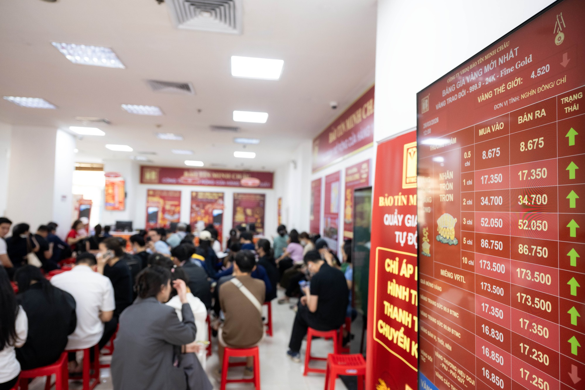 Bảo T&iacute;n Minh Ch&acirc;u mở cửa trở lại v&agrave;o đ&uacute;ng 12h trưa 26/3: Kh&aacute;ch vẫn xếp k&iacute;n từ trước giờ giao dịch, mang theo phiếu chờ lấy v&agrave;ng- Ảnh 4.