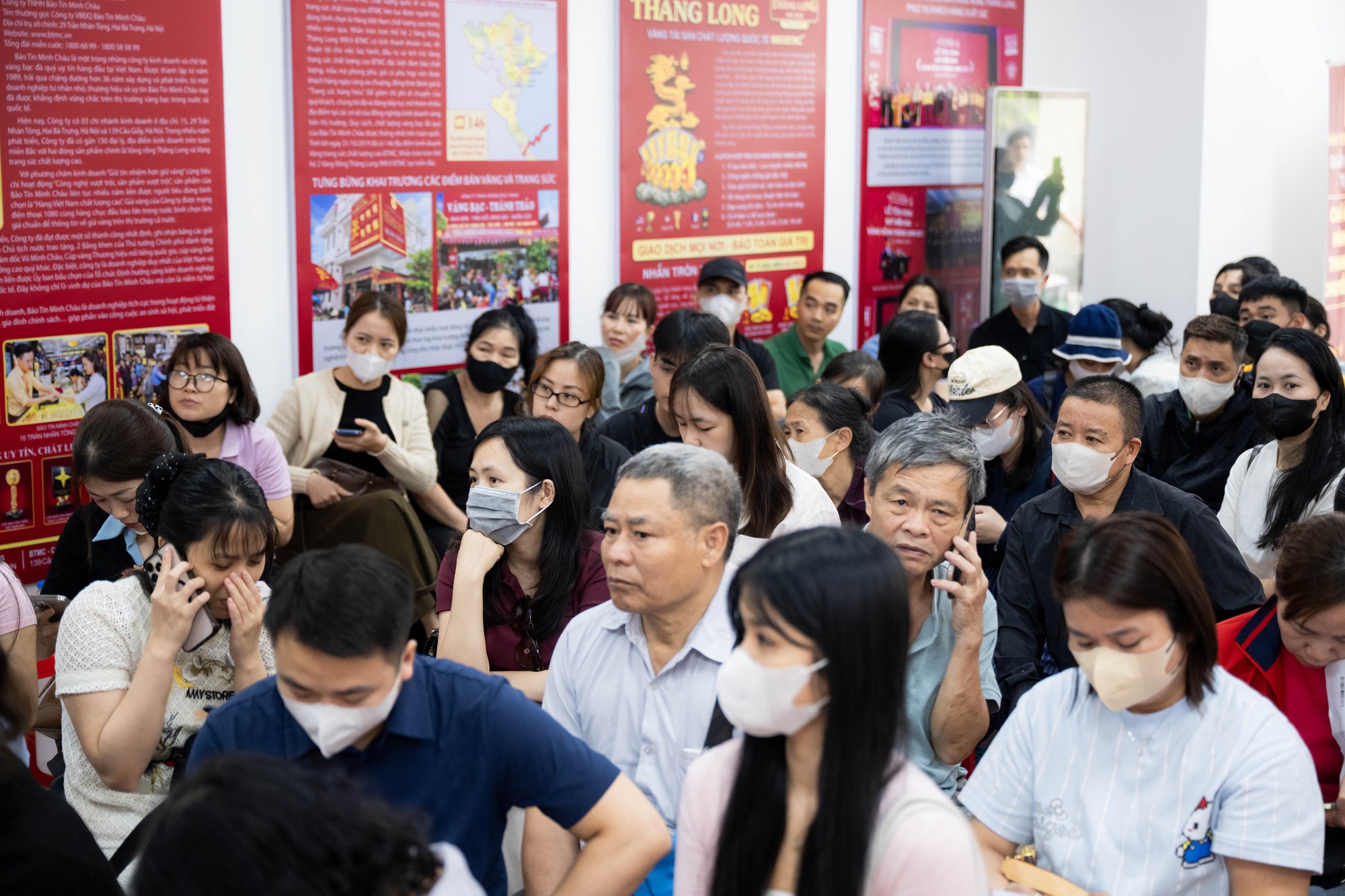 Bảo T&iacute;n Minh Ch&acirc;u mở cửa trở lại v&agrave;o đ&uacute;ng 12h trưa 26/3: Kh&aacute;ch vẫn xếp k&iacute;n từ trước giờ giao dịch, mang theo phiếu chờ lấy v&agrave;ng- Ảnh 9.