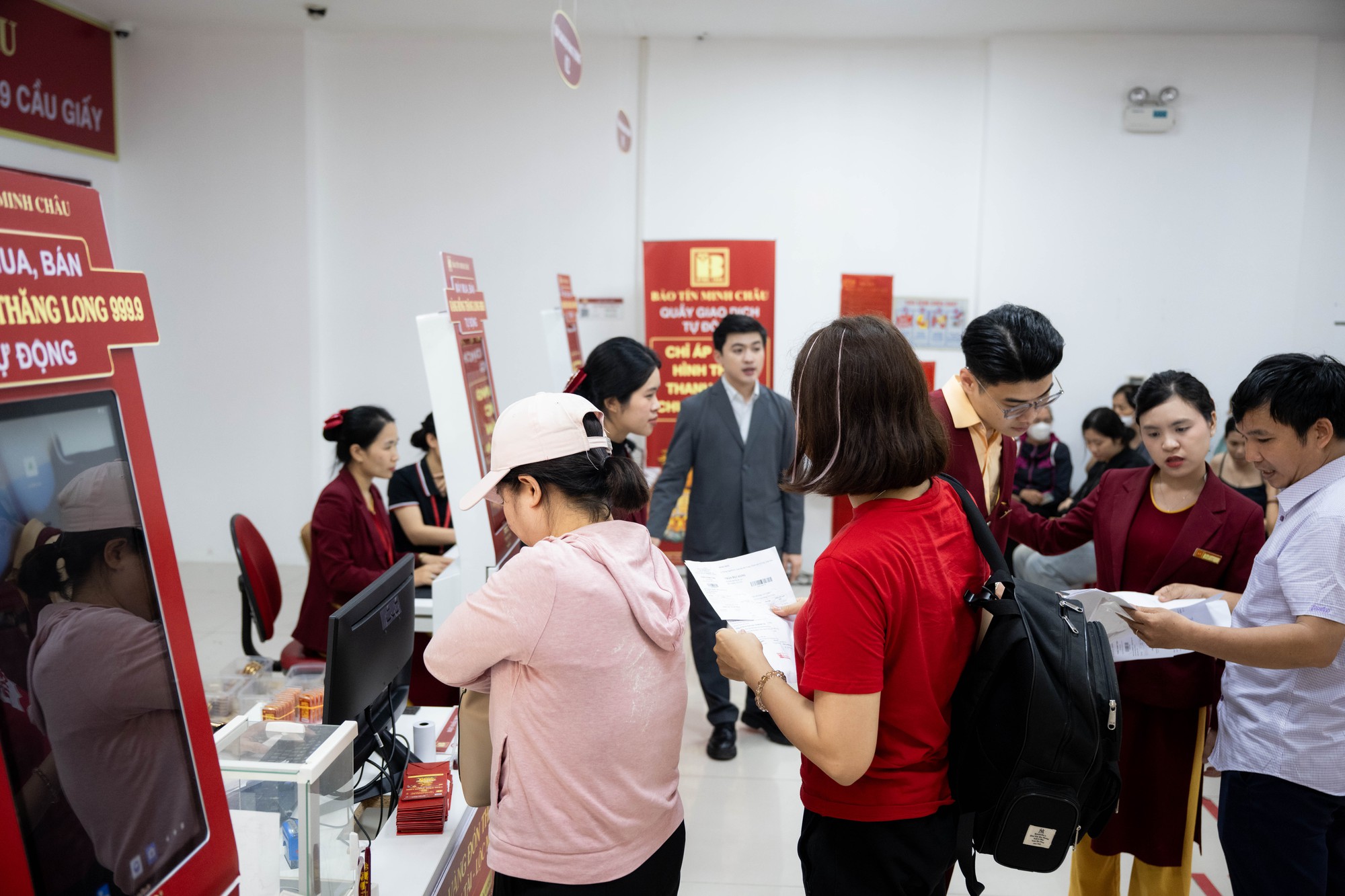 Bảo T&iacute;n Minh Ch&acirc;u mở cửa trở lại v&agrave;o đ&uacute;ng 12h trưa 26/3: Kh&aacute;ch vẫn xếp k&iacute;n từ trước giờ giao dịch, mang theo phiếu chờ lấy v&agrave;ng- Ảnh 10.