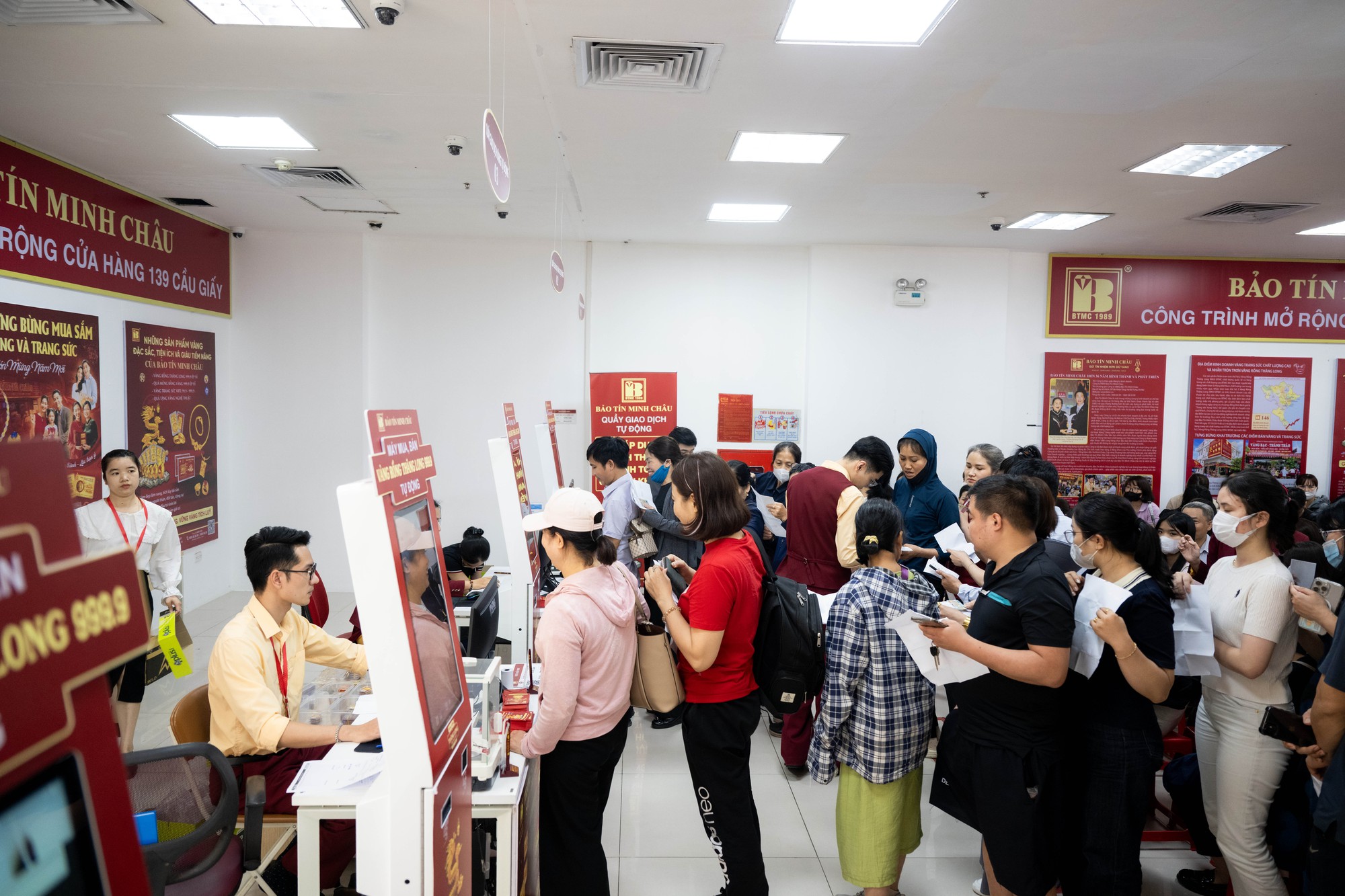 Bảo T&iacute;n Minh Ch&acirc;u mở cửa trở lại v&agrave;o đ&uacute;ng 12h trưa 26/3: Kh&aacute;ch vẫn xếp k&iacute;n từ trước giờ giao dịch, mang theo phiếu chờ lấy v&agrave;ng- Ảnh 11.