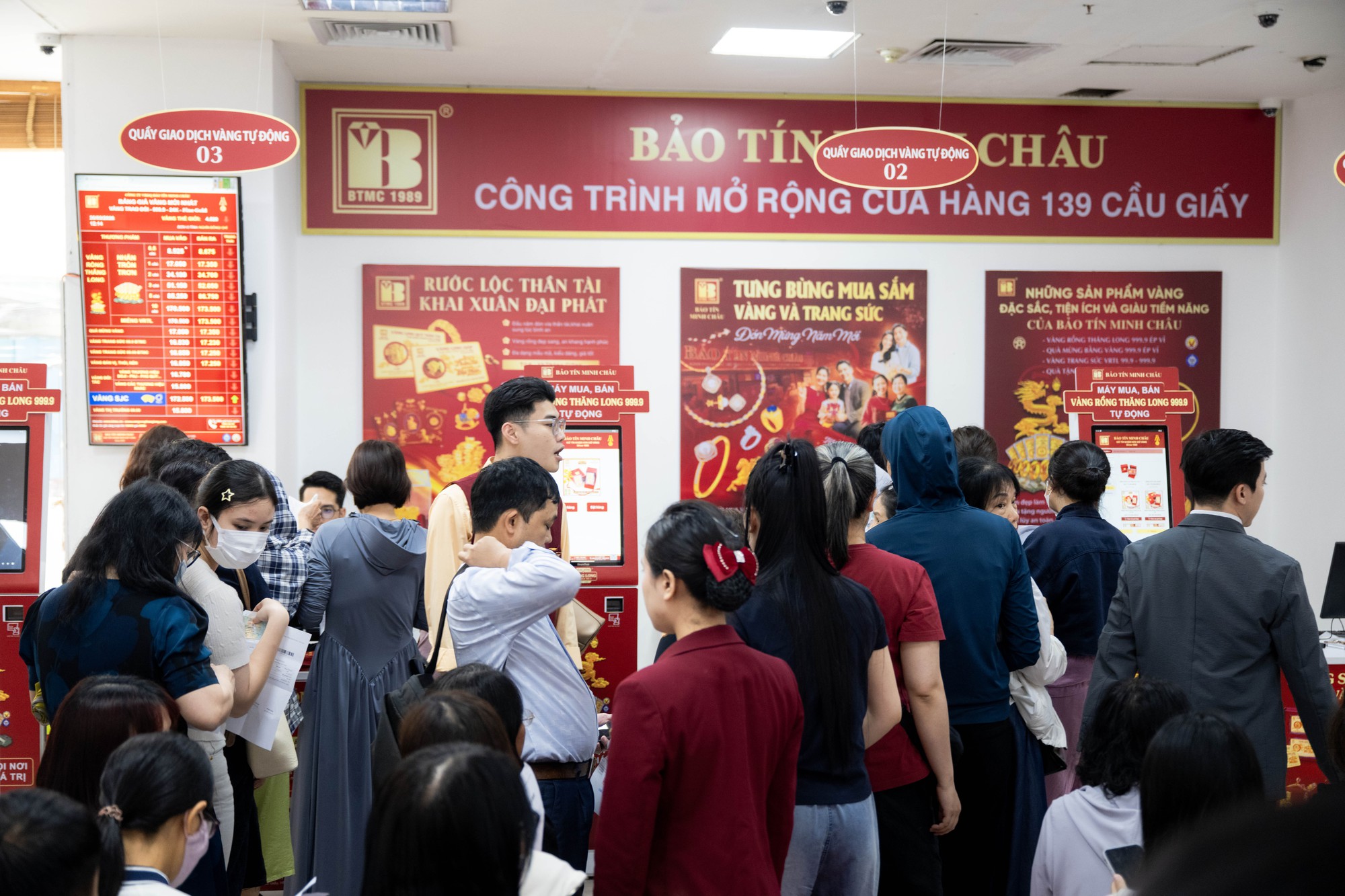 Bảo T&iacute;n Minh Ch&acirc;u mở cửa trở lại v&agrave;o đ&uacute;ng 12h trưa 26/3: Kh&aacute;ch vẫn xếp k&iacute;n từ trước giờ giao dịch, mang theo phiếu chờ lấy v&agrave;ng- Ảnh 12.