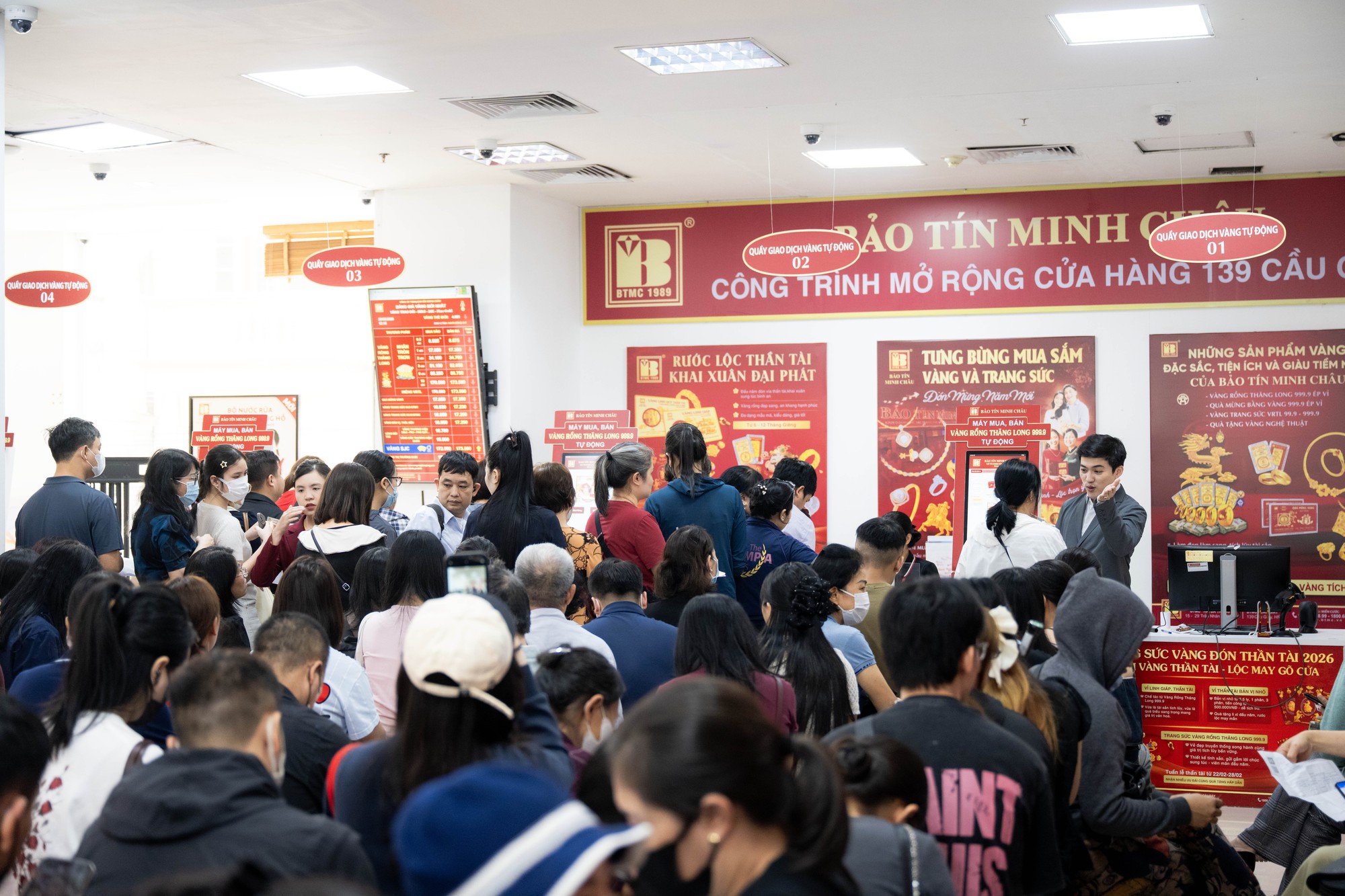 Bảo T&iacute;n Minh Ch&acirc;u mở cửa trở lại v&agrave;o đ&uacute;ng 12h trưa 26/3: Kh&aacute;ch vẫn xếp k&iacute;n từ trước giờ giao dịch, mang theo phiếu chờ lấy v&agrave;ng- Ảnh 14.
