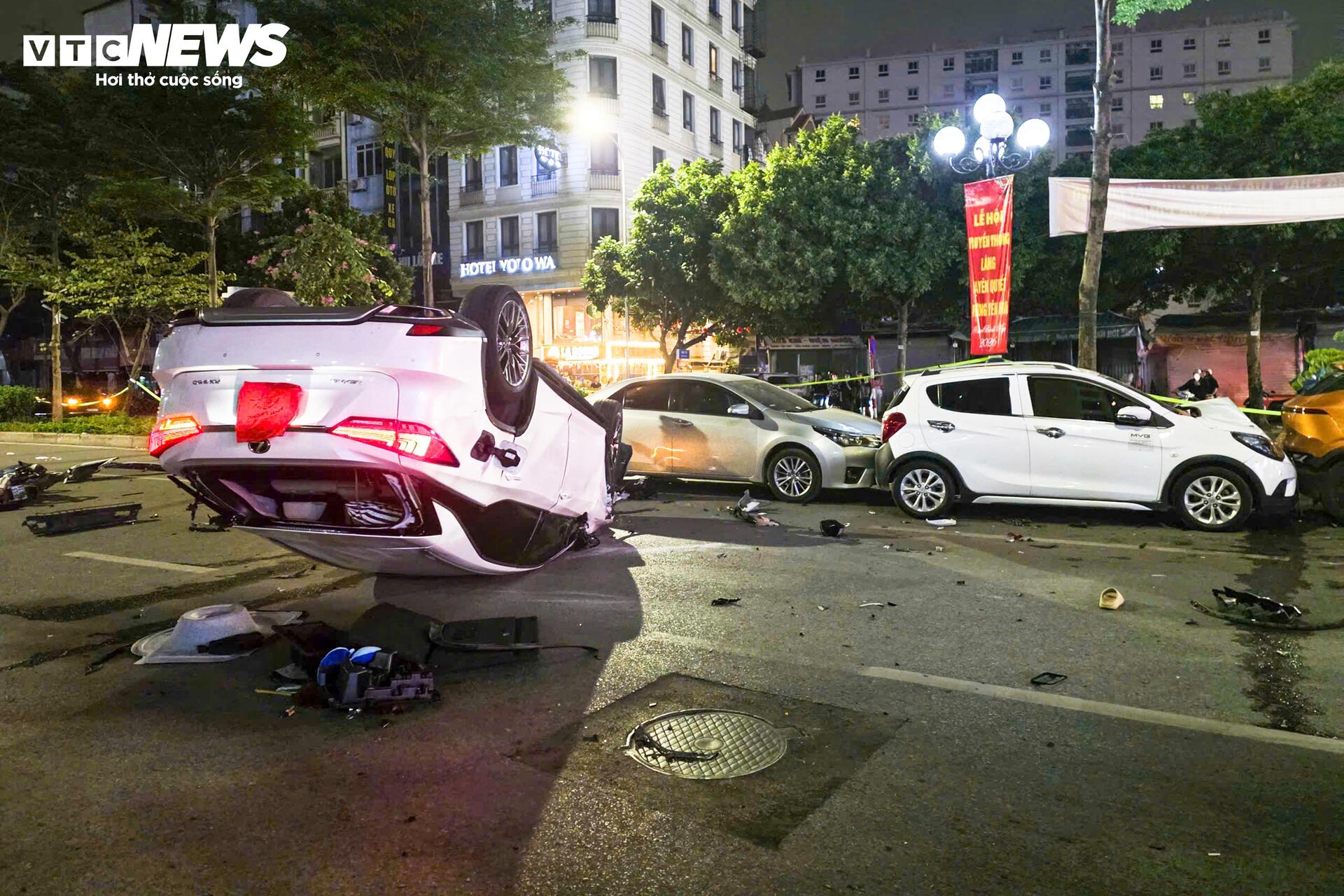 Hiện trường &ocirc; t&ocirc; Lexus t&ocirc;ng li&ecirc;n ho&agrave;n g&acirc;y thương vong tại H&agrave; Nội - Ảnh 1.