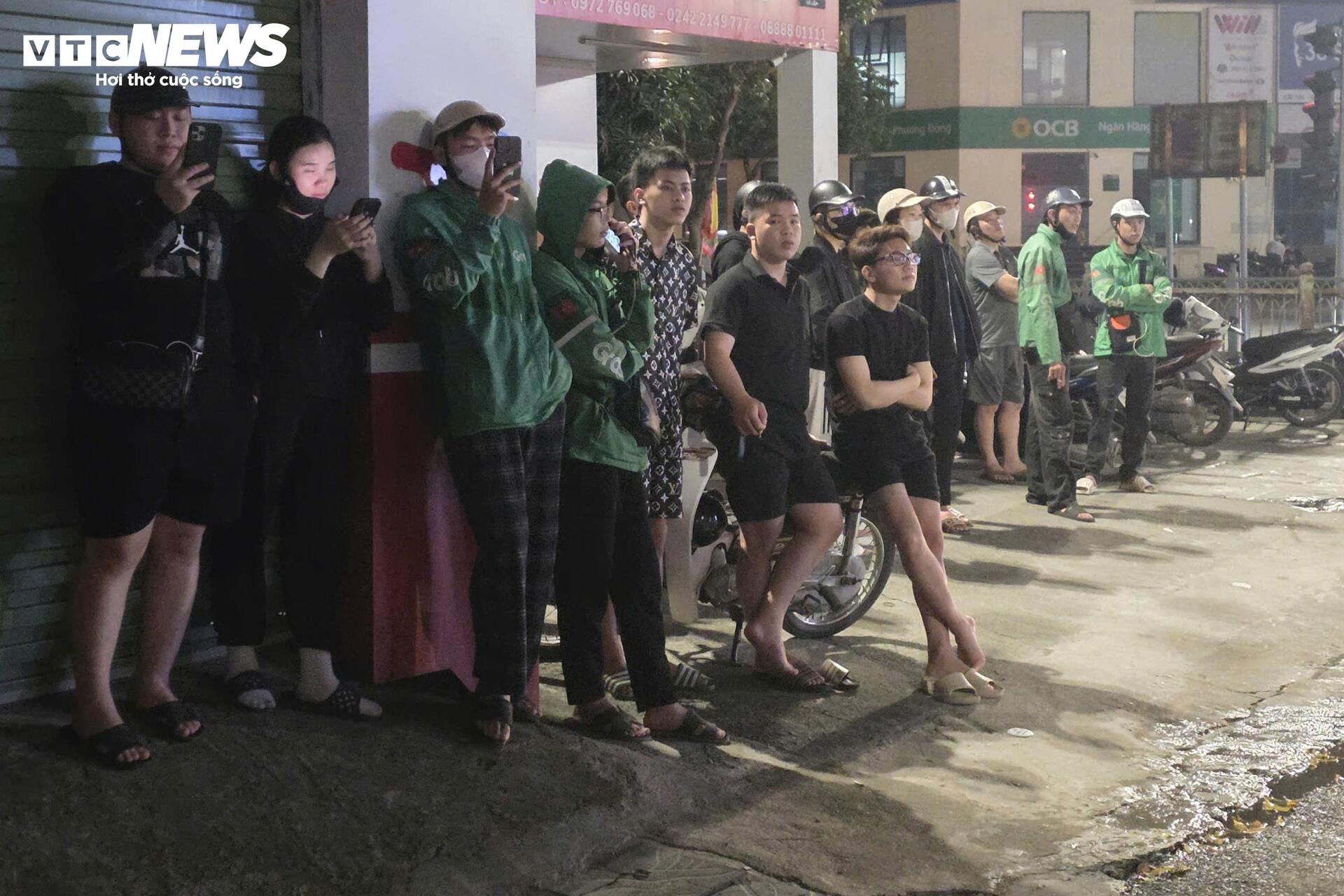 Hiện trường &ocirc; t&ocirc; Lexus t&ocirc;ng li&ecirc;n ho&agrave;n g&acirc;y thương vong tại H&agrave; Nội - Ảnh 10.