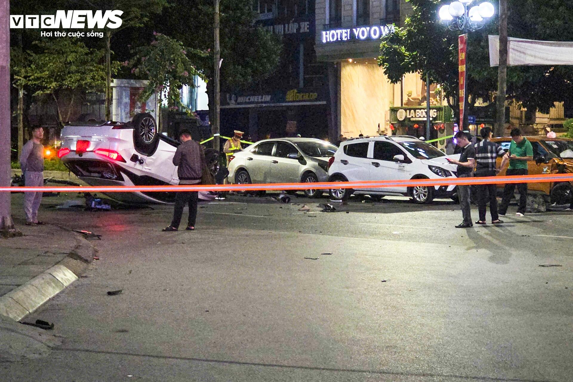 Hiện trường &ocirc; t&ocirc; Lexus t&ocirc;ng li&ecirc;n ho&agrave;n g&acirc;y thương vong tại H&agrave; Nội - Ảnh 12.