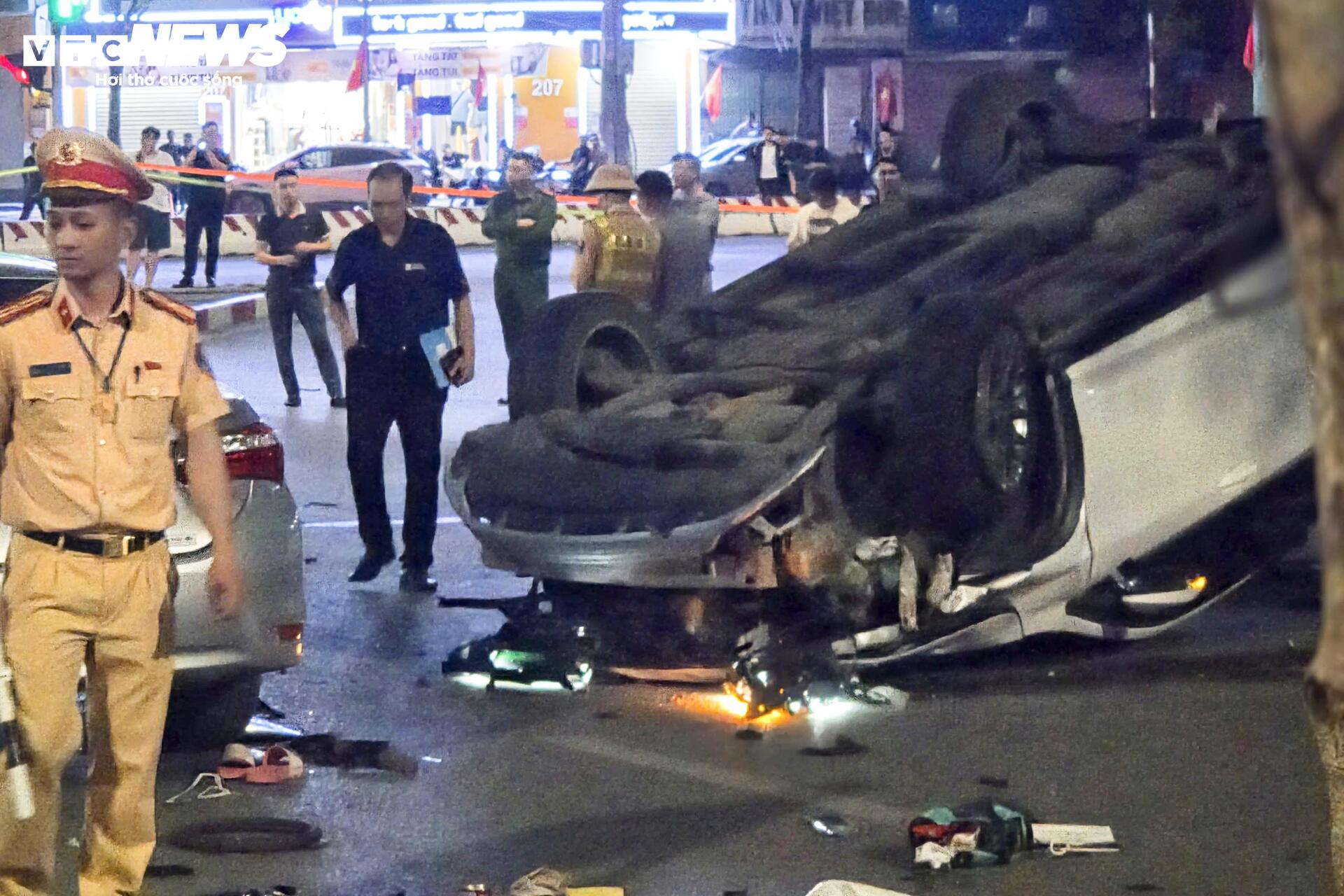 Hiện trường &ocirc; t&ocirc; Lexus t&ocirc;ng li&ecirc;n ho&agrave;n g&acirc;y thương vong tại H&agrave; Nội - Ảnh 11.