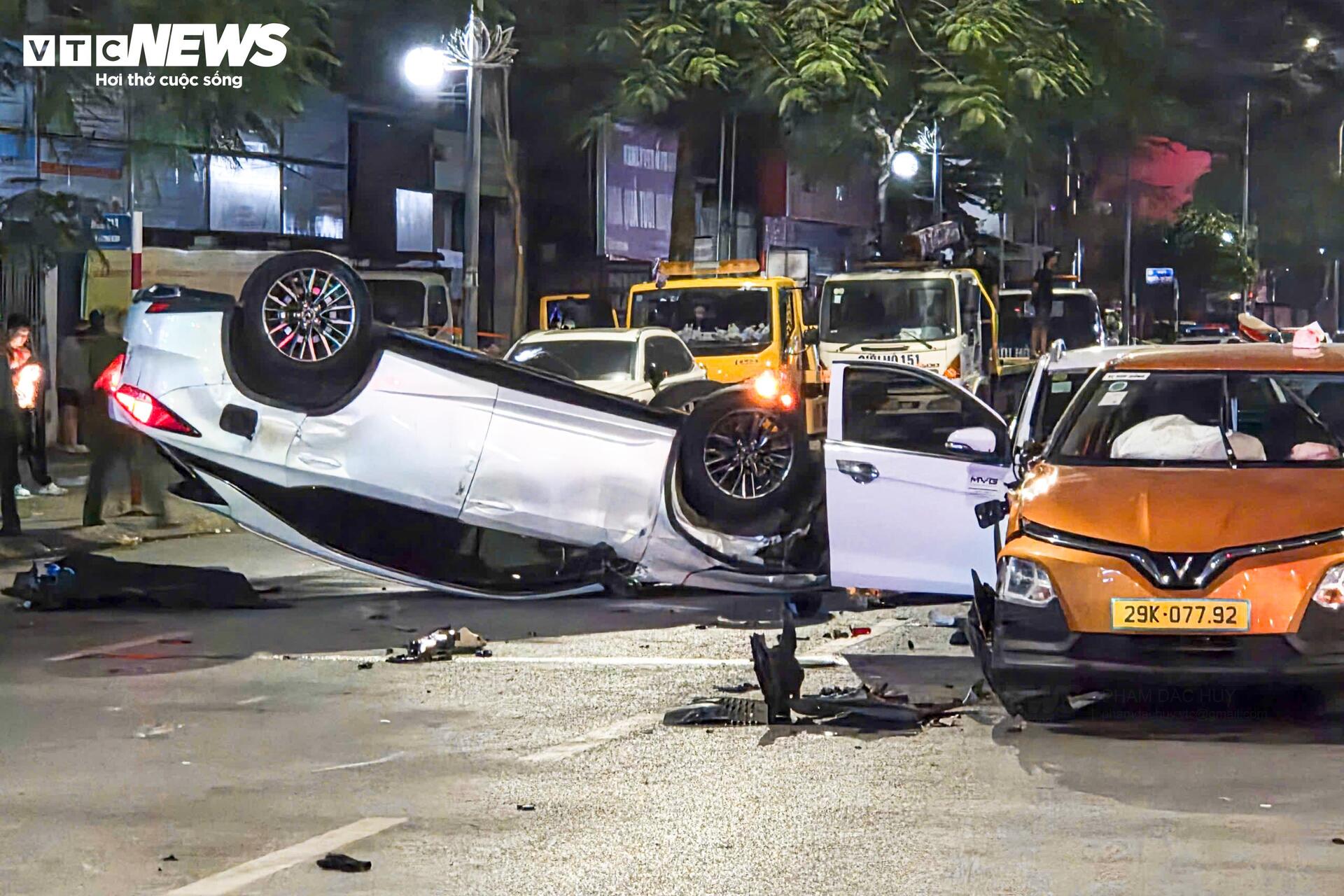 Hiện trường &ocirc; t&ocirc; Lexus t&ocirc;ng li&ecirc;n ho&agrave;n g&acirc;y thương vong tại H&agrave; Nội - Ảnh 2.