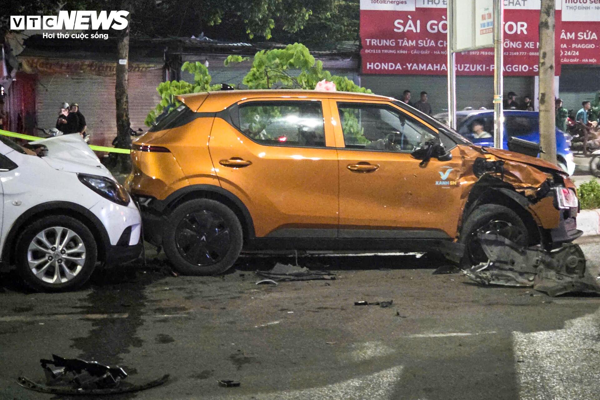 Hiện trường &ocirc; t&ocirc; Lexus t&ocirc;ng li&ecirc;n ho&agrave;n g&acirc;y thương vong tại H&agrave; Nội - Ảnh 3.