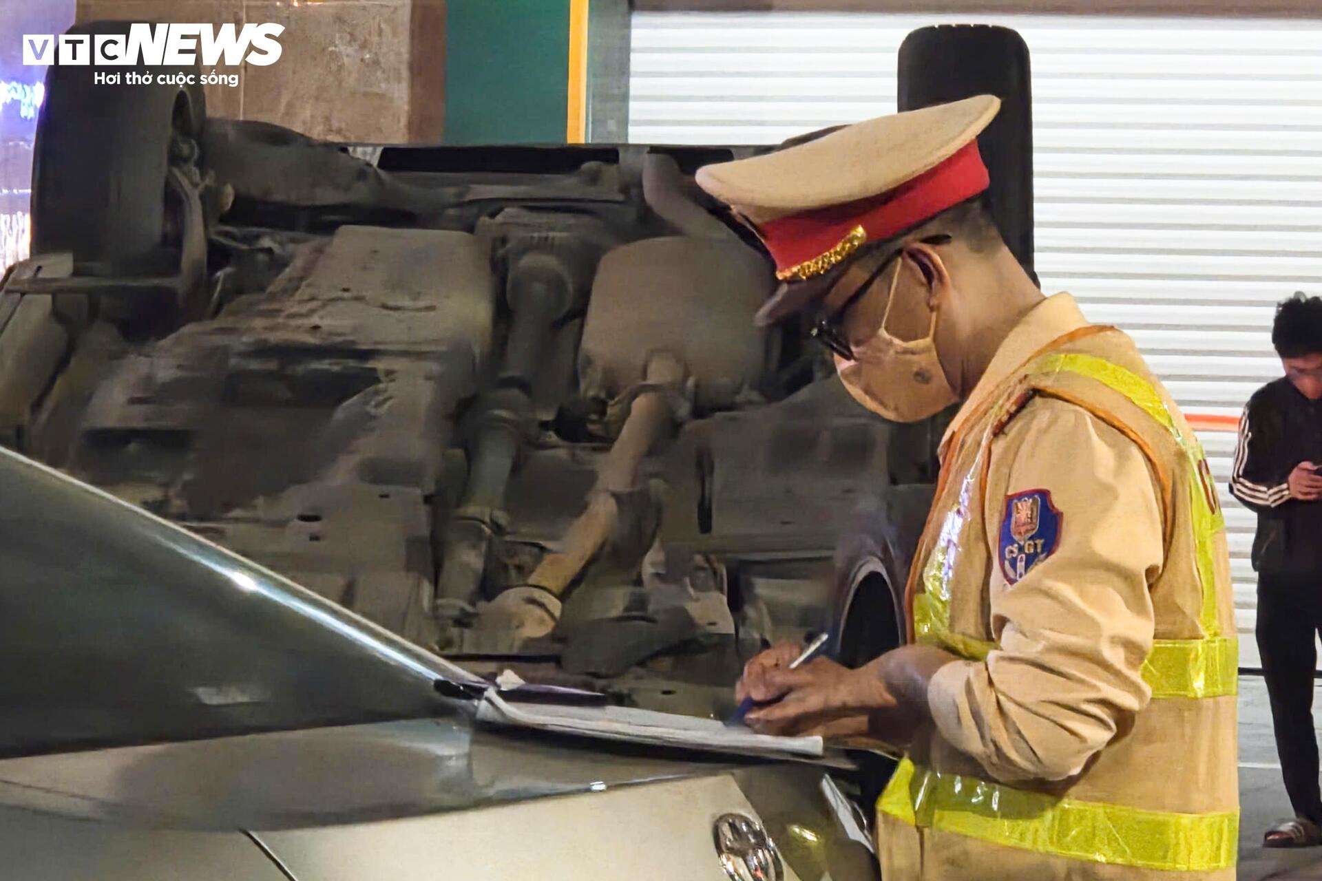 Hiện trường &ocirc; t&ocirc; Lexus t&ocirc;ng li&ecirc;n ho&agrave;n g&acirc;y thương vong tại H&agrave; Nội - Ảnh 4.