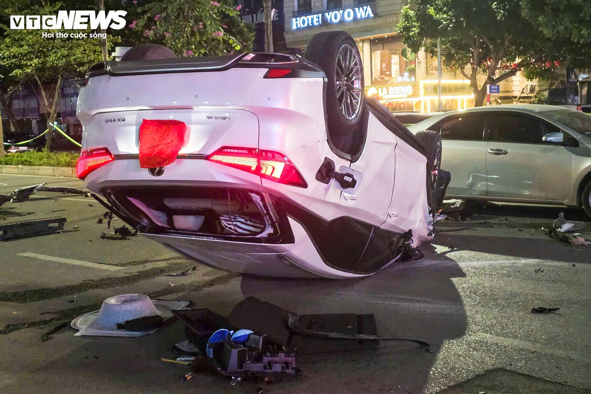 Hiện trường &ocirc; t&ocirc; Lexus t&ocirc;ng li&ecirc;n ho&agrave;n g&acirc;y thương vong tại H&agrave; Nội - Ảnh 5.