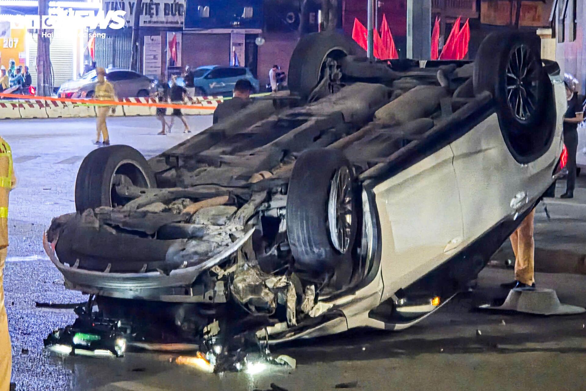 Hiện trường &ocirc; t&ocirc; Lexus t&ocirc;ng li&ecirc;n ho&agrave;n g&acirc;y thương vong tại H&agrave; Nội - Ảnh 6.