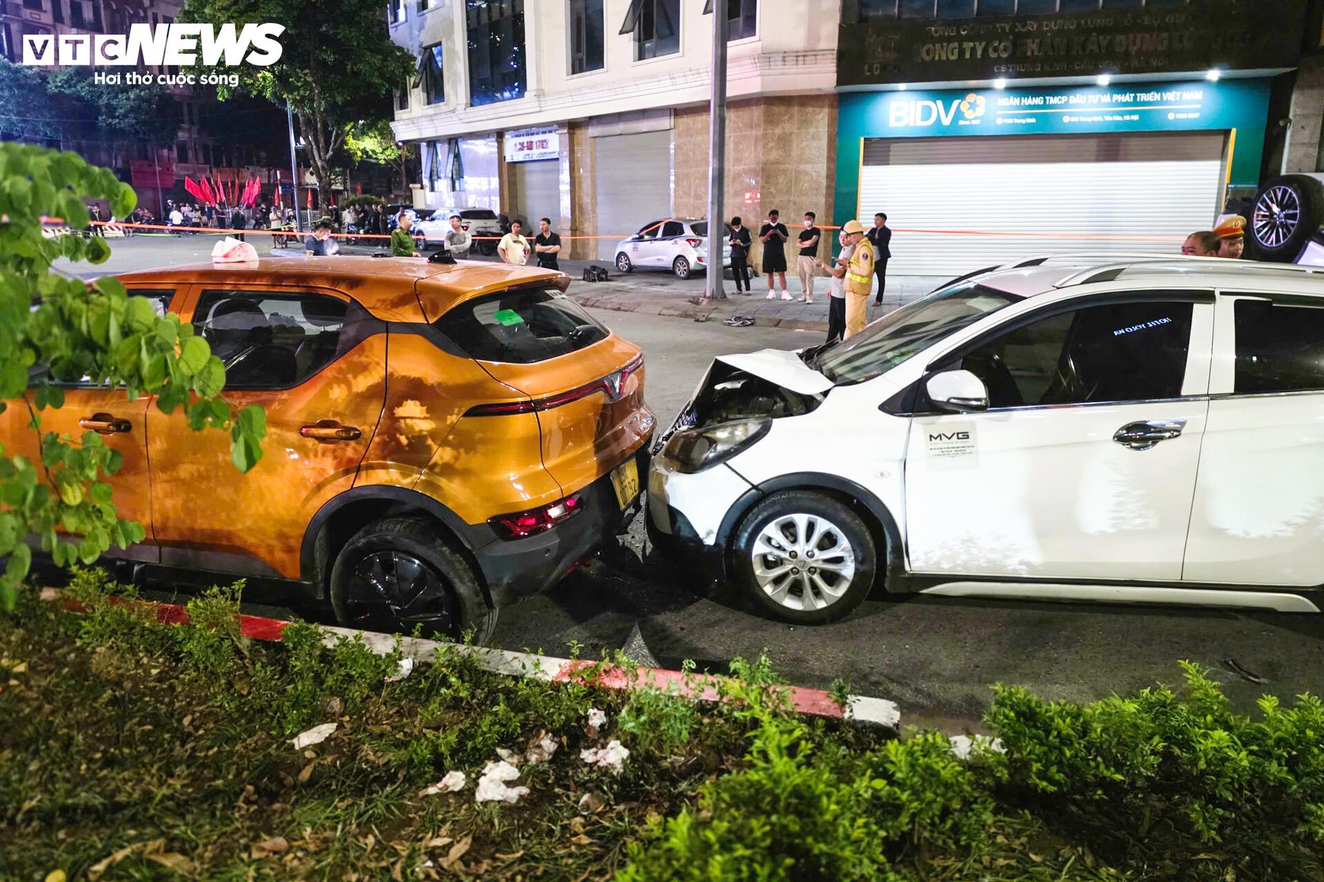 Hiện trường &ocirc; t&ocirc; Lexus t&ocirc;ng li&ecirc;n ho&agrave;n g&acirc;y thương vong tại H&agrave; Nội - Ảnh 7.