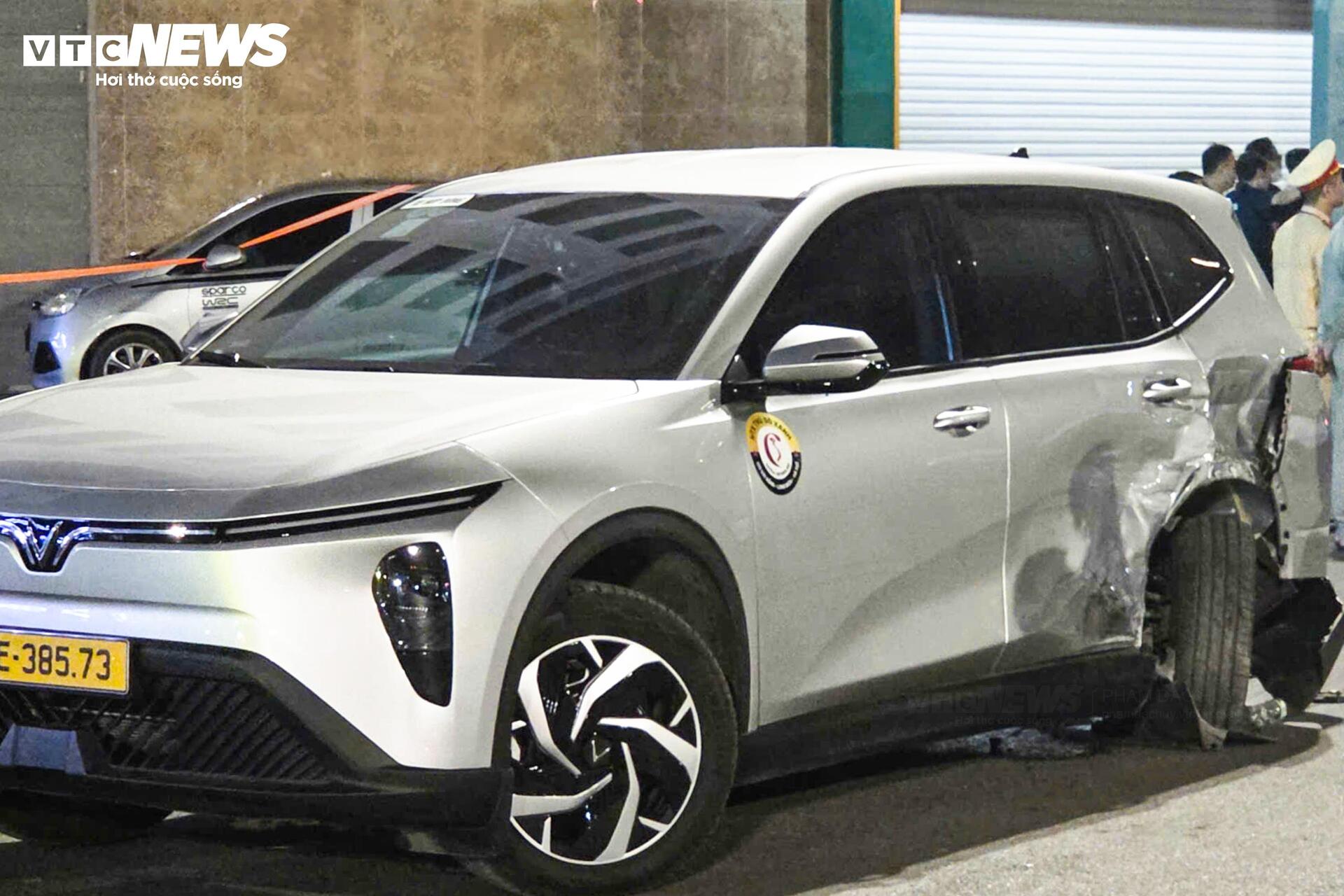 Hiện trường &ocirc; t&ocirc; Lexus t&ocirc;ng li&ecirc;n ho&agrave;n g&acirc;y thương vong tại H&agrave; Nội - Ảnh 8.