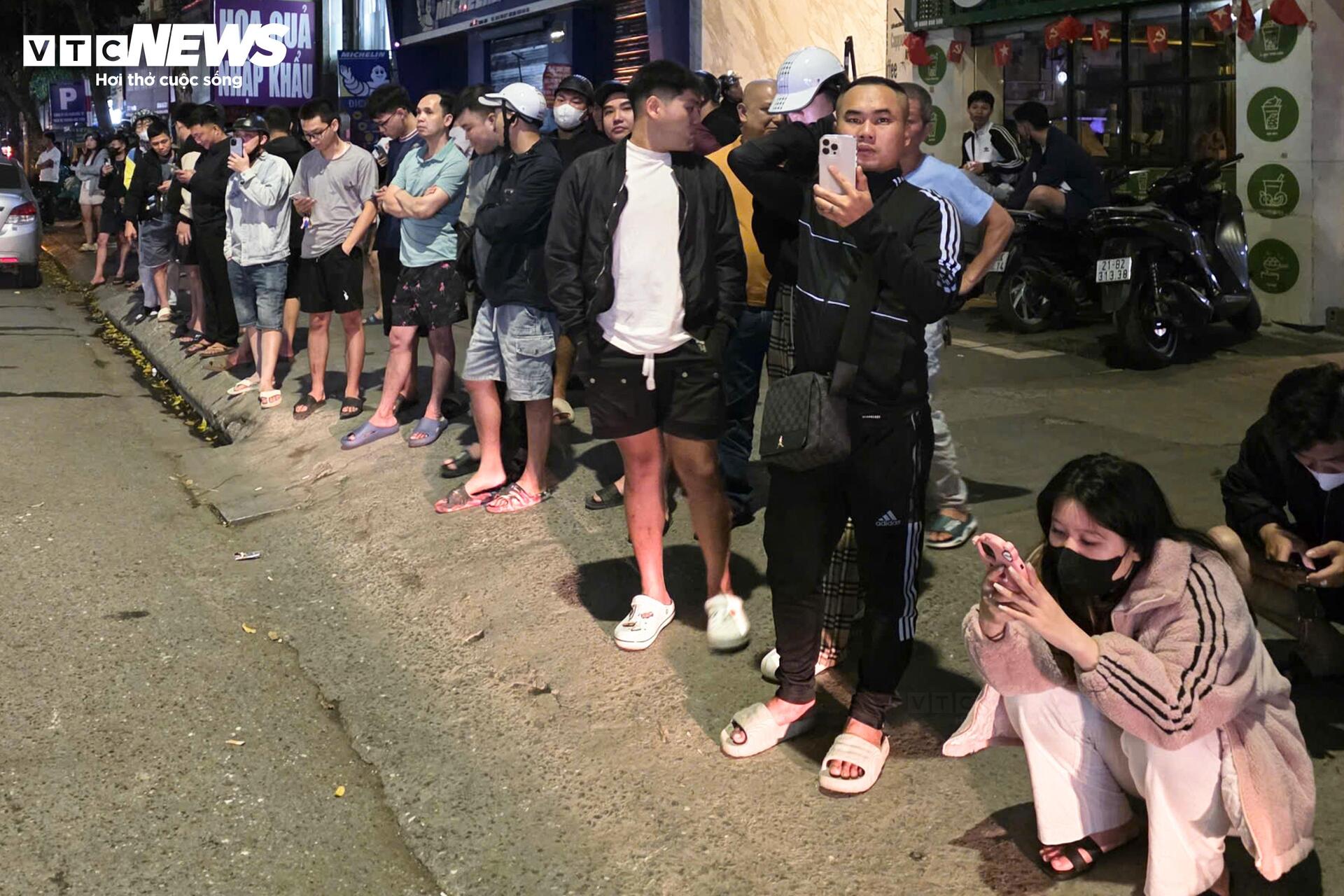 Hiện trường &ocirc; t&ocirc; Lexus t&ocirc;ng li&ecirc;n ho&agrave;n g&acirc;y thương vong tại H&agrave; Nội - Ảnh 9.