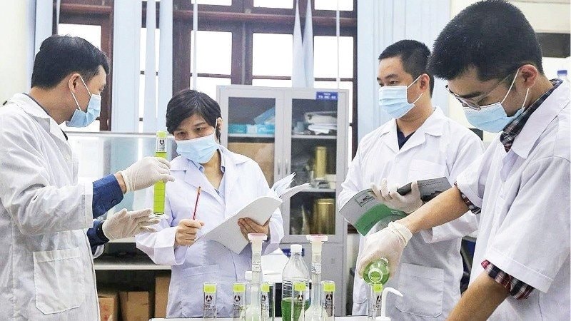 Người Việt ph&aacute;t minh ra loại phụ gia gi&uacute;p tiết kiệm 3.500 đồng mỗi l&iacute;t xăng dầu - Ảnh 2.