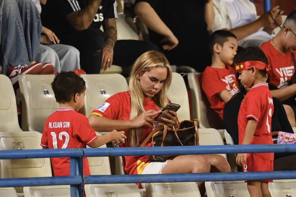 Dàn WAGs đọ sắc khán đài: Quỳnh Anh chuẩn tiểu thư, vợ Hoàng Hên, Xuân Son visual sáng bừng chiếm trọn "spotlight"- Ảnh 5. Dàn WAGs đọ sắc khán đài: Quỳnh Anh chuẩn tiểu thư, vợ Hoàng Hên, Xuân Son visual sáng bừng chiếm trọn "spotlight"- Ảnh 5.