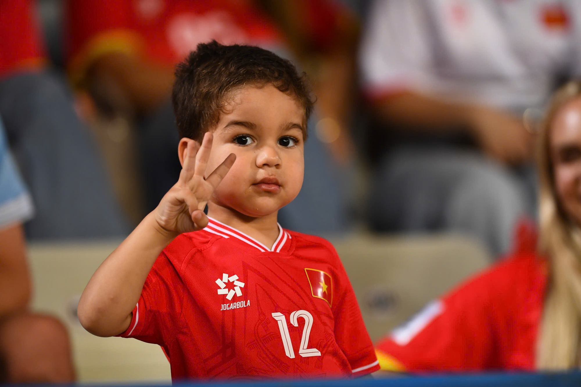 Dàn WAGs đọ sắc khán đài: Quỳnh Anh chuẩn tiểu thư, vợ Hoàng Hên, Xuân Son visual sáng bừng chiếm trọn "spotlight"- Ảnh 4. Dàn WAGs đọ sắc khán đài: Quỳnh Anh chuẩn tiểu thư, vợ Hoàng Hên, Xuân Son visual sáng bừng chiếm trọn "spotlight"- Ảnh 4.