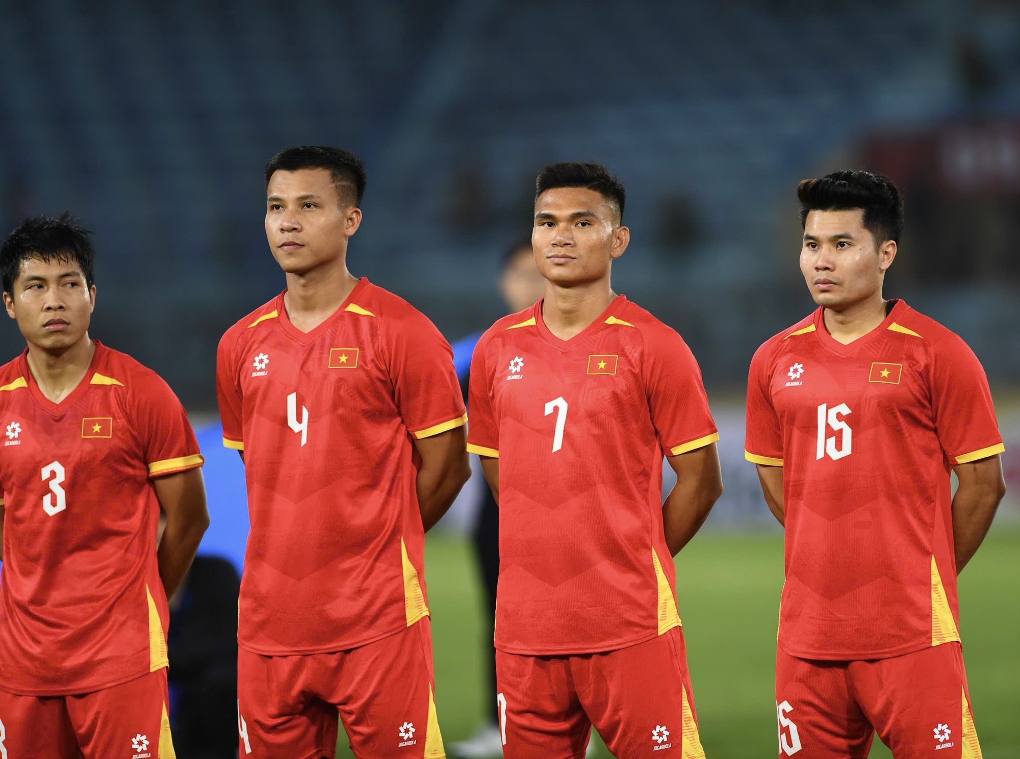 Dàn WAGs đọ sắc khán đài: Quỳnh Anh chuẩn tiểu thư, vợ Hoàng Hên, Xuân Son visual sáng bừng chiếm trọn "spotlight"- Ảnh 9. Dàn WAGs đọ sắc khán đài: Quỳnh Anh chuẩn tiểu thư, vợ Hoàng Hên, Xuân Son visual sáng bừng chiếm trọn "spotlight"- Ảnh 9.