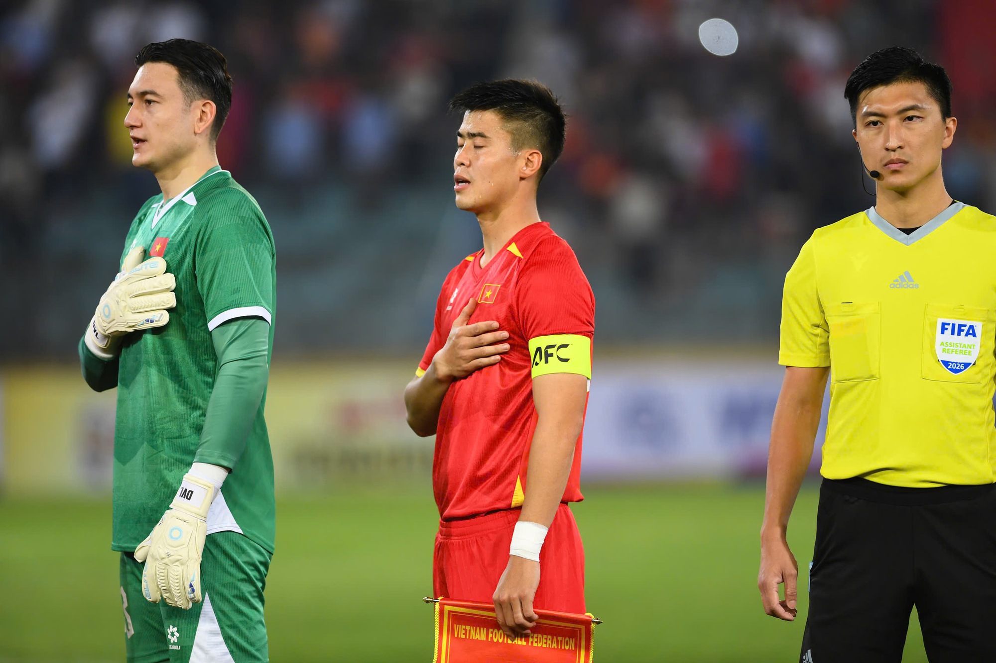 Dàn WAGs đọ sắc khán đài: Quỳnh Anh chuẩn tiểu thư, vợ Hoàng Hên, Xuân Son visual sáng bừng chiếm trọn "spotlight"- Ảnh 7. Dàn WAGs đọ sắc khán đài: Quỳnh Anh chuẩn tiểu thư, vợ Hoàng Hên, Xuân Son visual sáng bừng chiếm trọn "spotlight"- Ảnh 7.