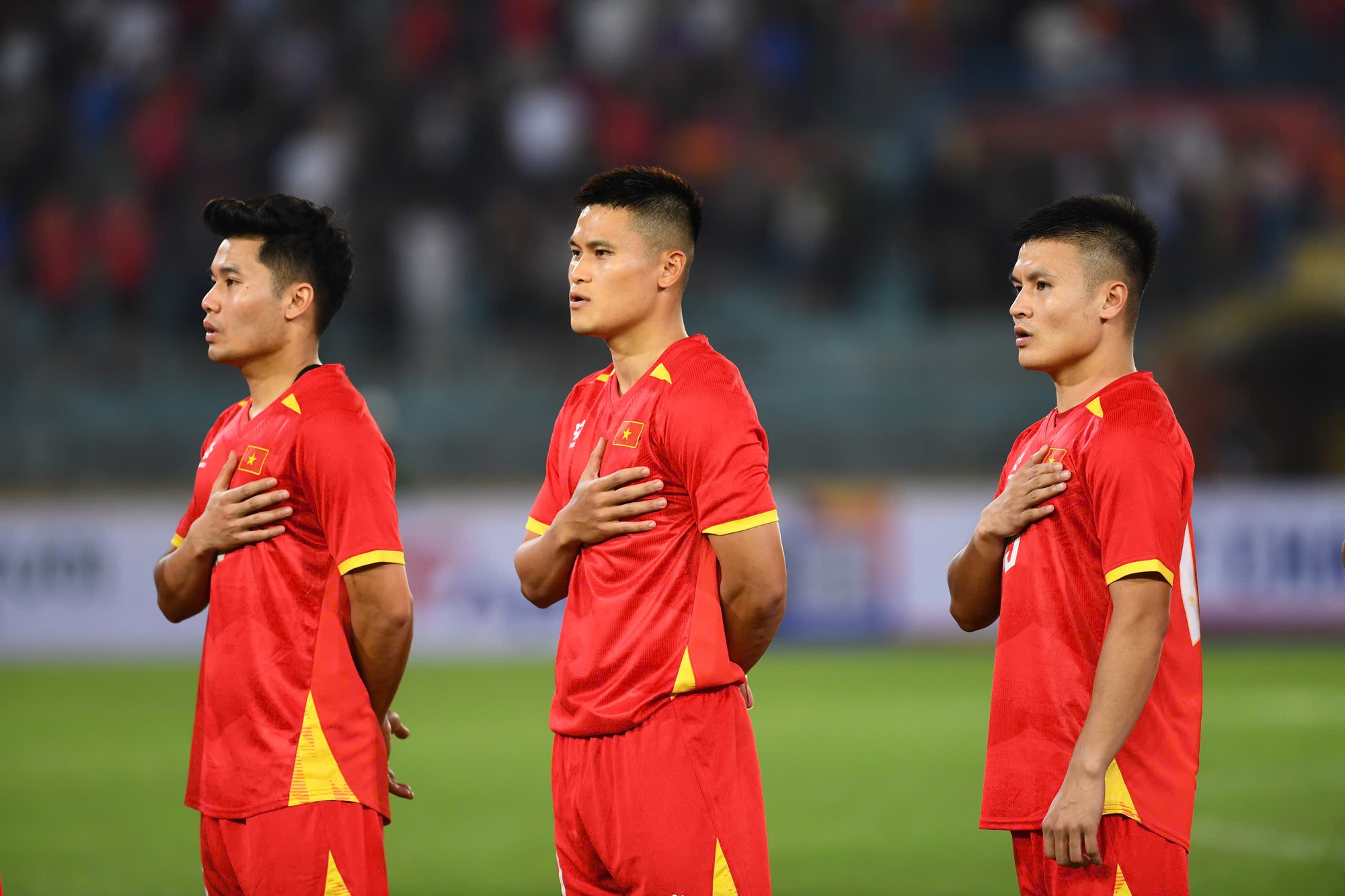 Dàn WAGs đọ sắc khán đài: Quỳnh Anh chuẩn tiểu thư, vợ Hoàng Hên, Xuân Son visual sáng bừng chiếm trọn "spotlight"- Ảnh 10. Dàn WAGs đọ sắc khán đài: Quỳnh Anh chuẩn tiểu thư, vợ Hoàng Hên, Xuân Son visual sáng bừng chiếm trọn "spotlight"- Ảnh 10.