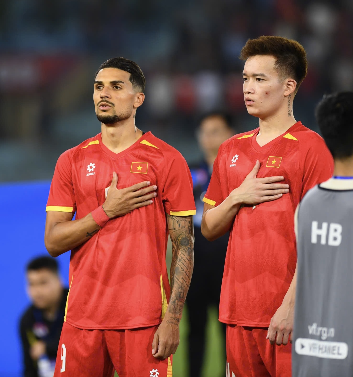 Dàn WAGs đọ sắc khán đài: Quỳnh Anh chuẩn tiểu thư, vợ Hoàng Hên, Xuân Son visual sáng bừng chiếm trọn "spotlight"- Ảnh 8. Dàn WAGs đọ sắc khán đài: Quỳnh Anh chuẩn tiểu thư, vợ Hoàng Hên, Xuân Son visual sáng bừng chiếm trọn "spotlight"- Ảnh 8.