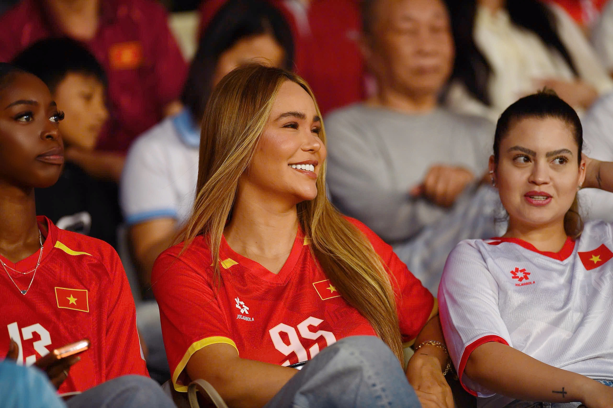 Dàn WAGs đọ sắc khán đài: Quỳnh Anh chuẩn tiểu thư, vợ Hoàng Hên, Xuân Son visual sáng bừng chiếm trọn "spotlight"- Ảnh 2. Dàn WAGs đọ sắc khán đài: Quỳnh Anh chuẩn tiểu thư, vợ Hoàng Hên, Xuân Son visual sáng bừng chiếm trọn "spotlight"- Ảnh 2.