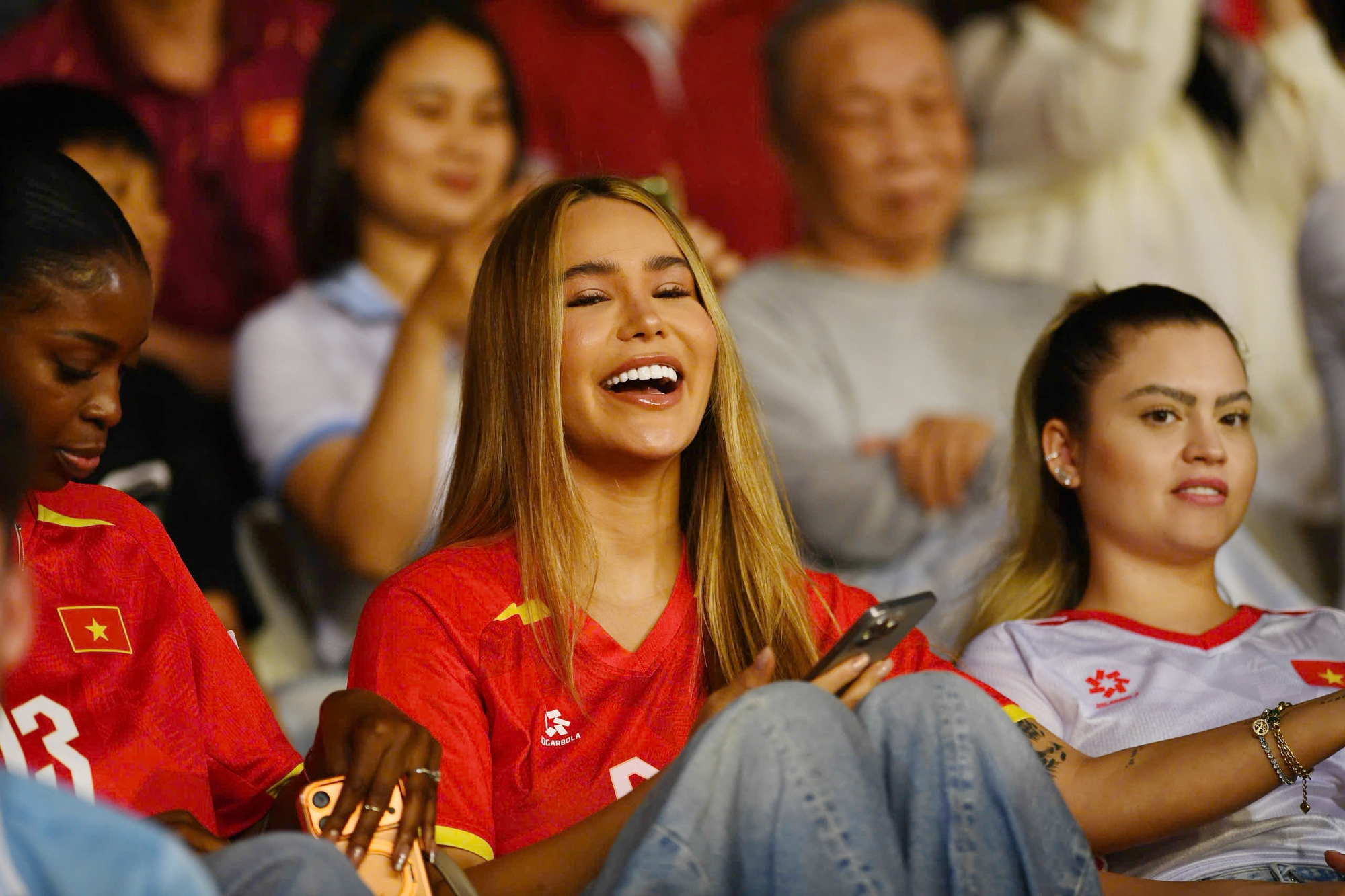 Dàn WAGs đọ sắc khán đài: Quỳnh Anh chuẩn tiểu thư, vợ Hoàng Hên, Xuân Son visual sáng bừng chiếm trọn "spotlight"- Ảnh 1. Dàn WAGs đọ sắc khán đài: Quỳnh Anh chuẩn tiểu thư, vợ Hoàng Hên, Xuân Son visual sáng bừng chiếm trọn "spotlight"- Ảnh 1.