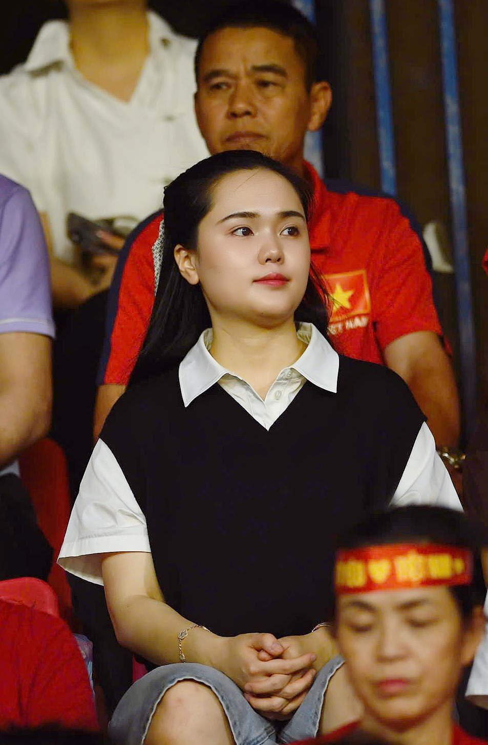 Dàn WAGs đọ sắc khán đài: Quỳnh Anh chuẩn tiểu thư, vợ Hoàng Hên, Xuân Son visual sáng bừng chiếm trọn "spotlight"- Ảnh 6. Dàn WAGs đọ sắc khán đài: Quỳnh Anh chuẩn tiểu thư, vợ Hoàng Hên, Xuân Son visual sáng bừng chiếm trọn "spotlight"- Ảnh 6.