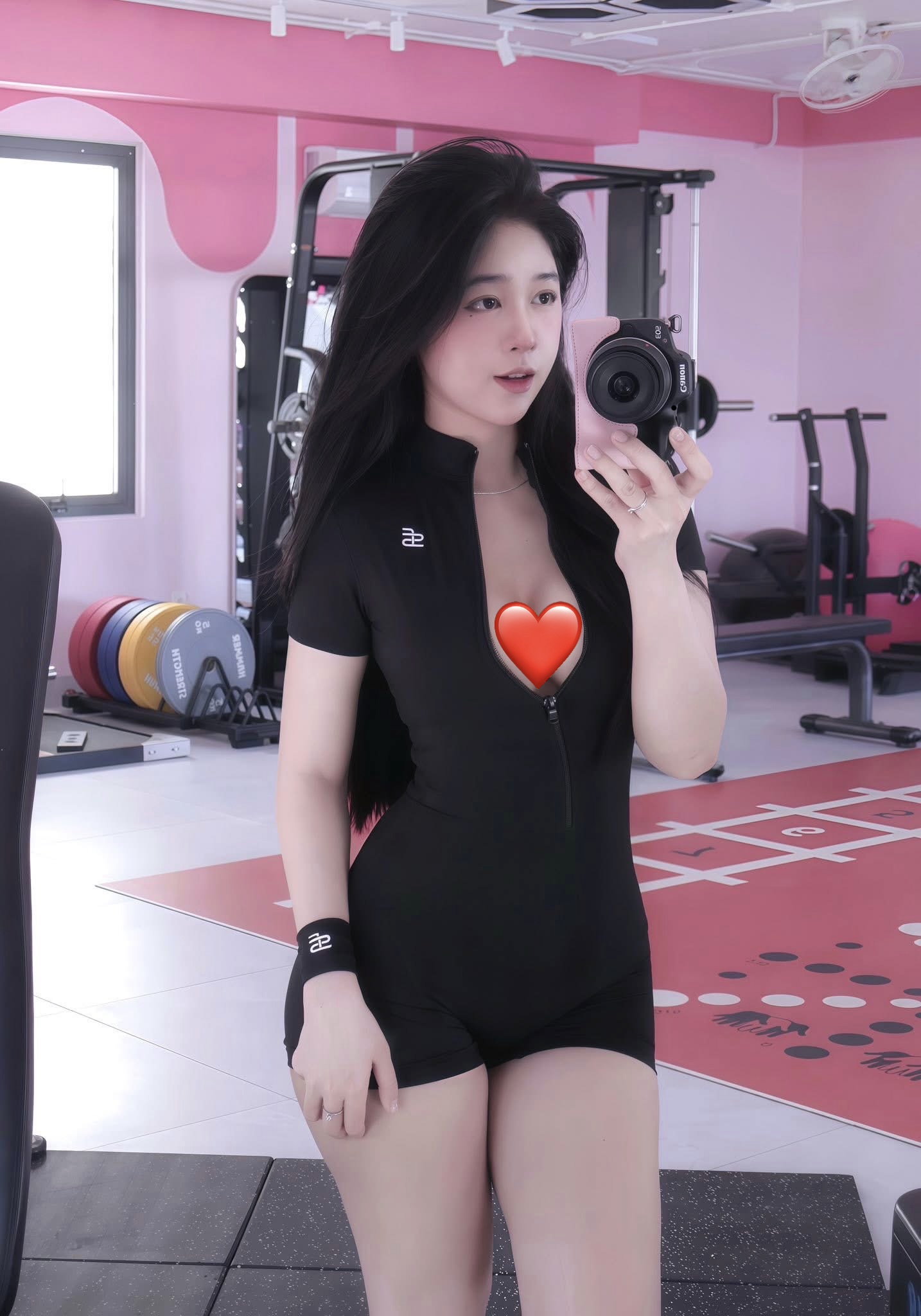 Cận cảnh nhan sắc c&ocirc; n&agrave;ng tự nhận "nghiện check-in" ph&ograve;ng gym, tập l&agrave; phụ, khoe đường cong mới l&agrave; ch&iacute;nh! - Ảnh 2.