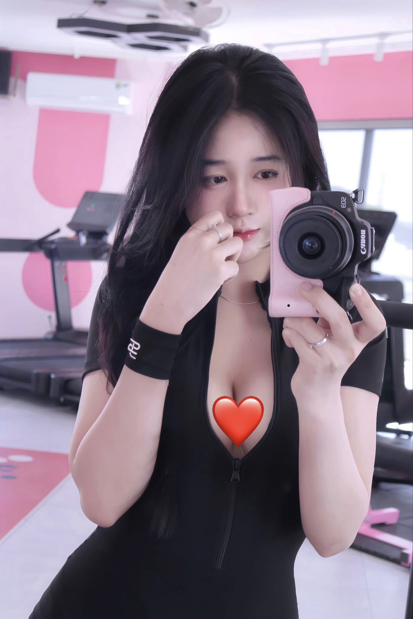 Cận cảnh nhan sắc c&ocirc; n&agrave;ng tự nhận "nghiện check-in" ph&ograve;ng gym, tập l&agrave; phụ, khoe đường cong mới l&agrave; ch&iacute;nh! - Ảnh 3.