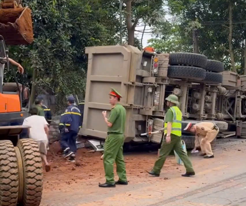 Xe tải chở đất lật đè nát ô tô con , xe máy khiến 2 người tử vong trong tai nạn giao thông - Ảnh 1. Xe tải chở đất lật đè nát ô tô con , xe máy khiến 2 người tử vong trong tai nạn giao thông - Ảnh 1.