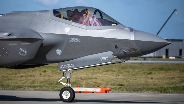 H&agrave; Lan triển khai F - 35 tấn c&ocirc;ng hạt nh&acirc;n v&agrave; xe c&ocirc;ng binh ' 3 trong 1 ' của Nga - Ảnh 1.