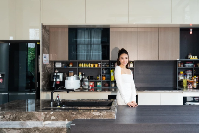 Cuộc sống xa xỉ của hội mỹ nh&acirc;n Vbiz sinh năm 1990: Ninh Dương Lan Ngọc ở biệt thự hạng sang, Huyền Lizzie sống chill trong căn hộ đẹp như Pinterest- Ảnh 17.